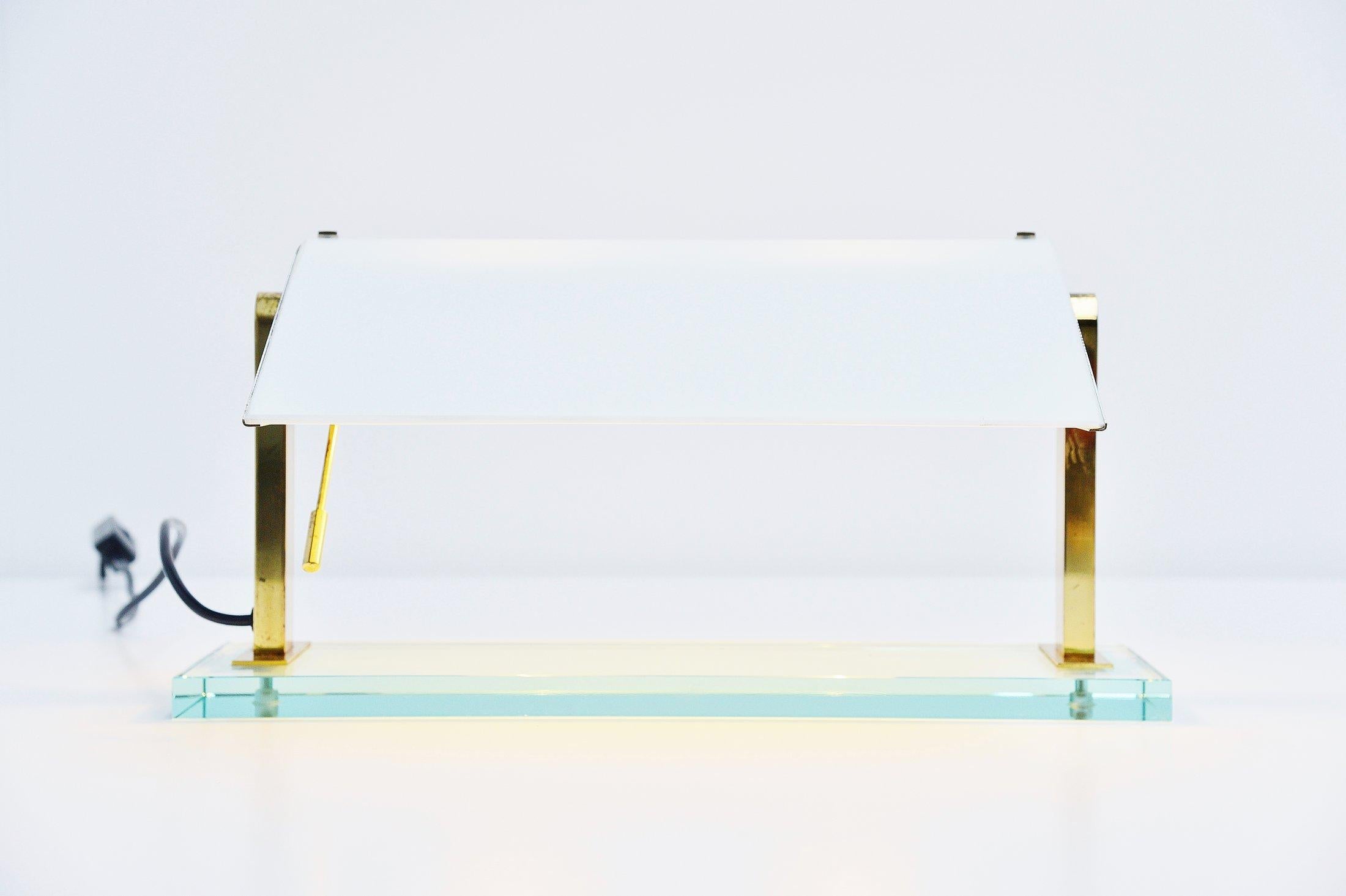 Seltene Tischleuchte, entworfen von Pietro Chiesa und hergestellt von Fontana Arte, Italien, 1933. Das Originaldesign stammt aus dem Jahr 1939, diese Lampe aus den 1960er Jahren. Die Lampe hat sehr schönes patiniertes Messing und weißes gebogenes