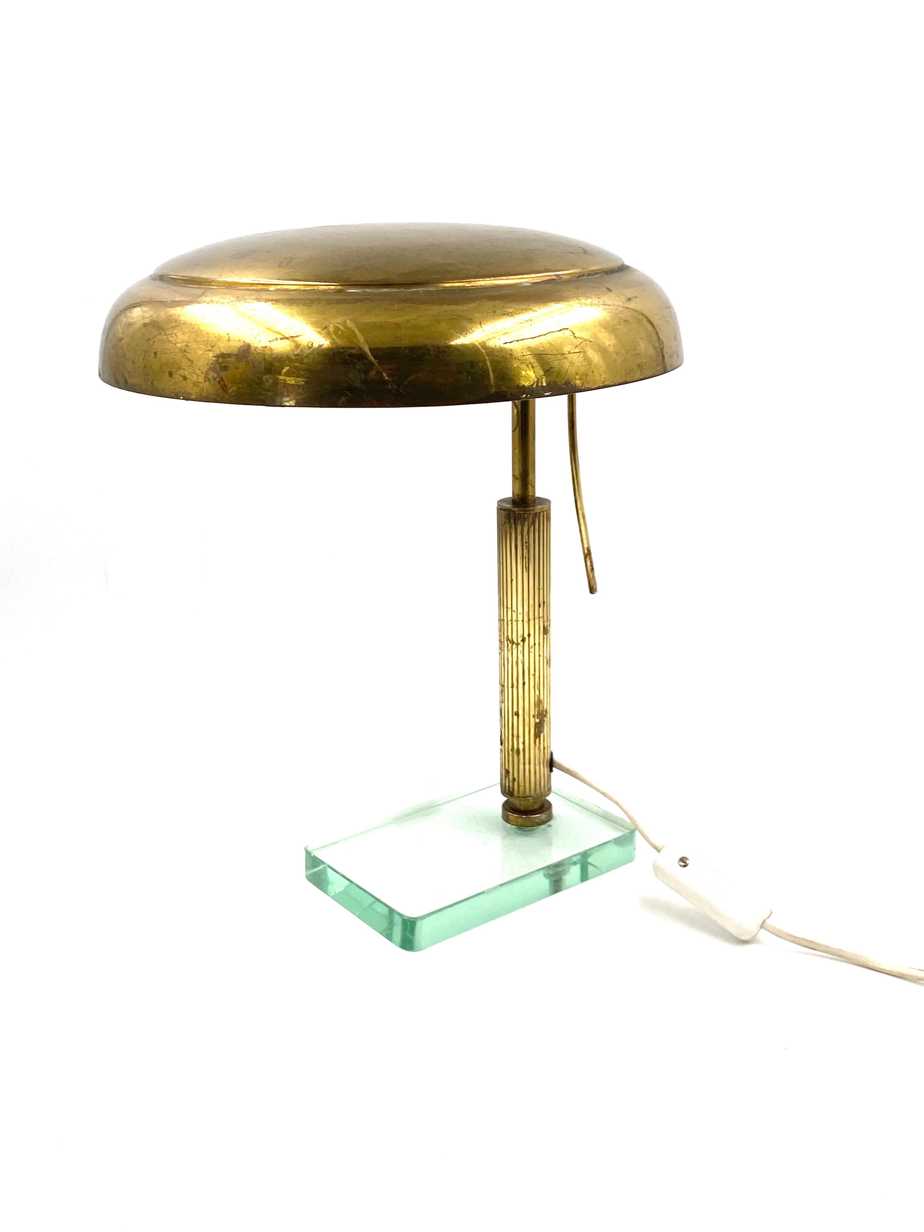 Pietro Chiesa Attributed., Brass Table / Desk Lamp, Fontana Arte, circa 1940 For Sale 10