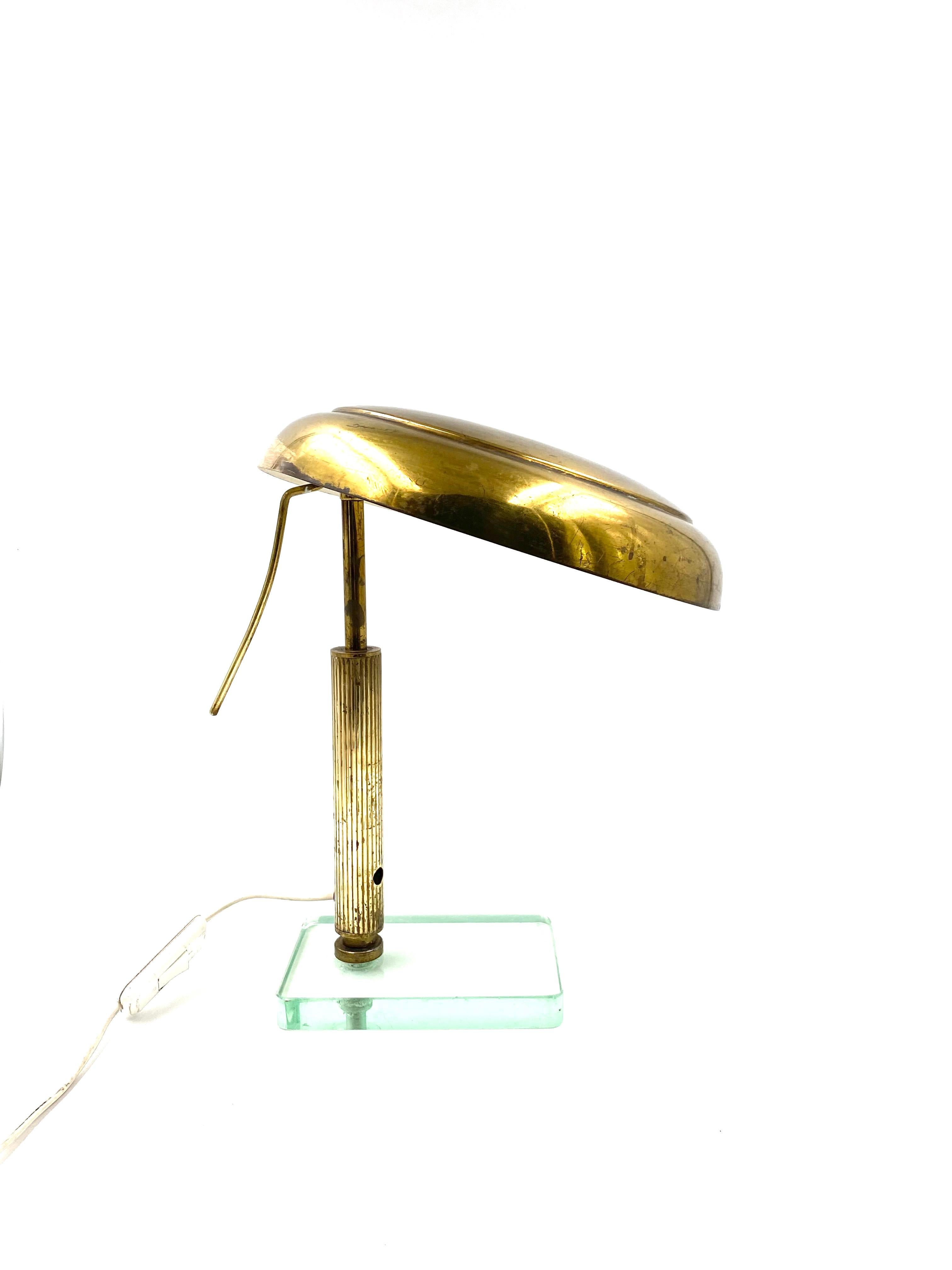 Pietro Chiesa Attributed., Brass Table / Desk Lamp, Fontana Arte, circa 1940 In Fair Condition For Sale In Firenze, IT