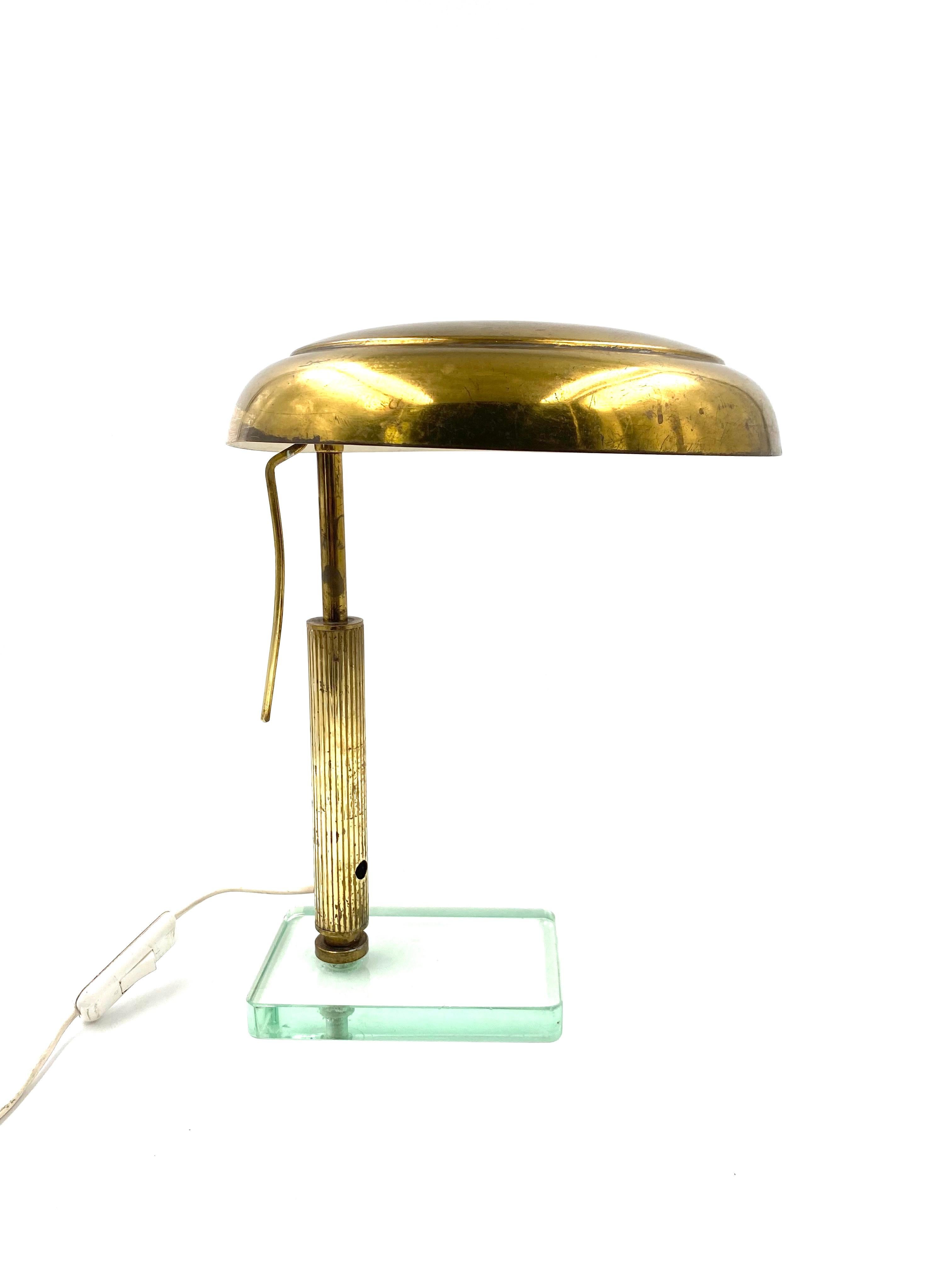 Milieu du XXe siècle Lampe de table/de bureau en laiton attribuée à Pietro Chiesa, Fontana Arte, vers 1940 en vente
