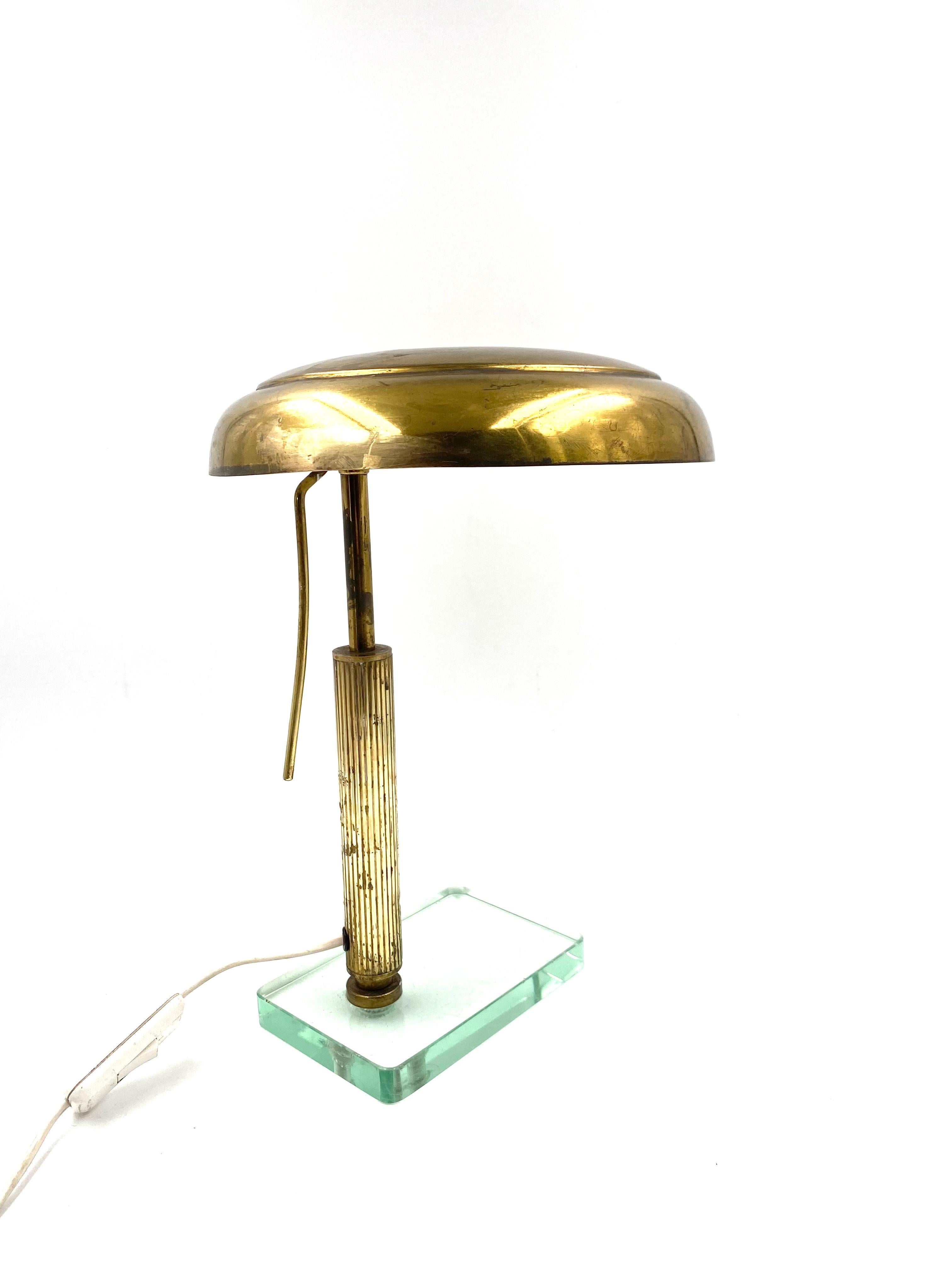 Laiton Lampe de table/de bureau en laiton attribuée à Pietro Chiesa, Fontana Arte, vers 1940 en vente