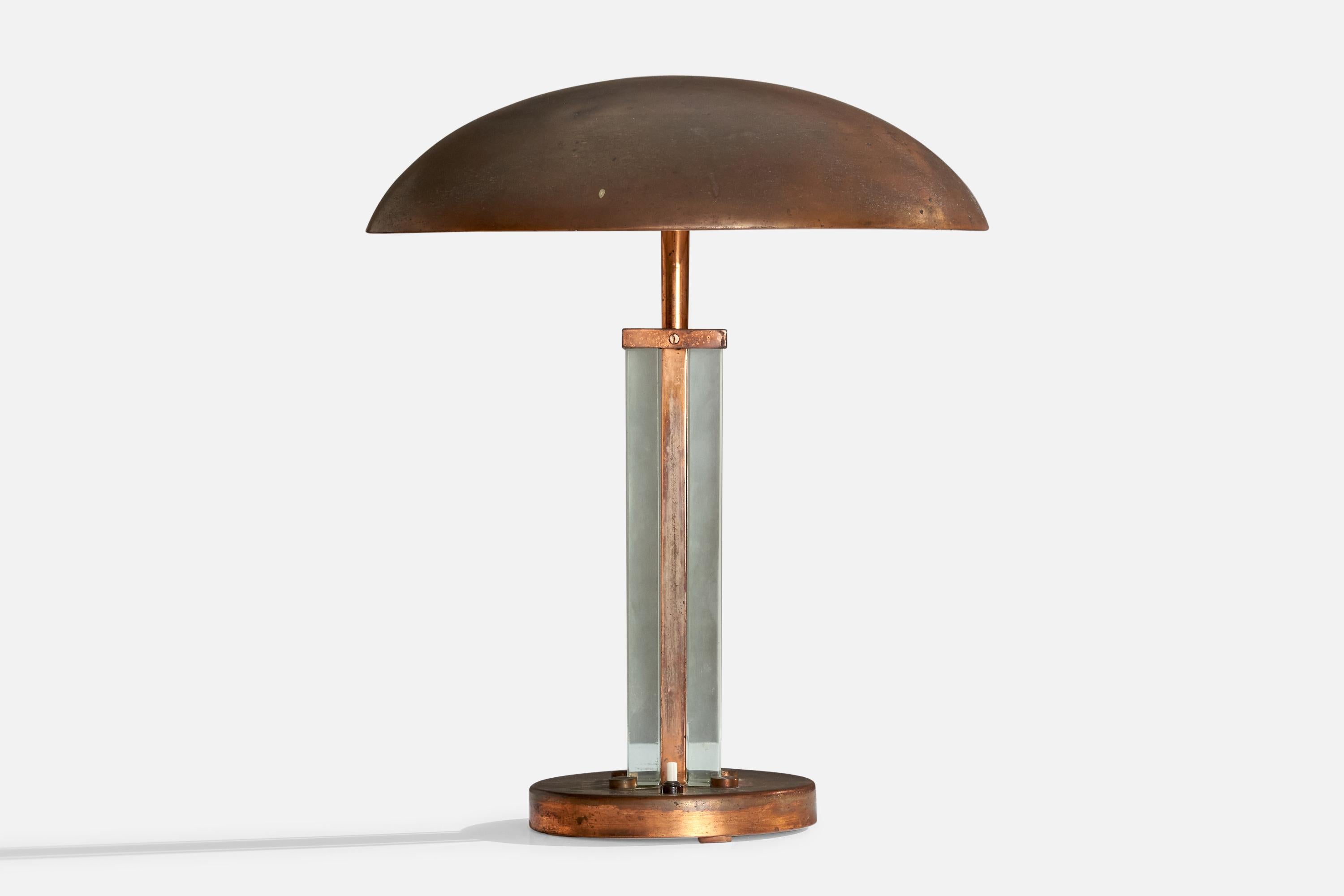 Lampada da tavolo in rame e vetro attribuita a Pietro Chiesa per Fontana Arte, Italia, anni '30 circa.

Dimensioni della lampada con paralume (pollici): 17