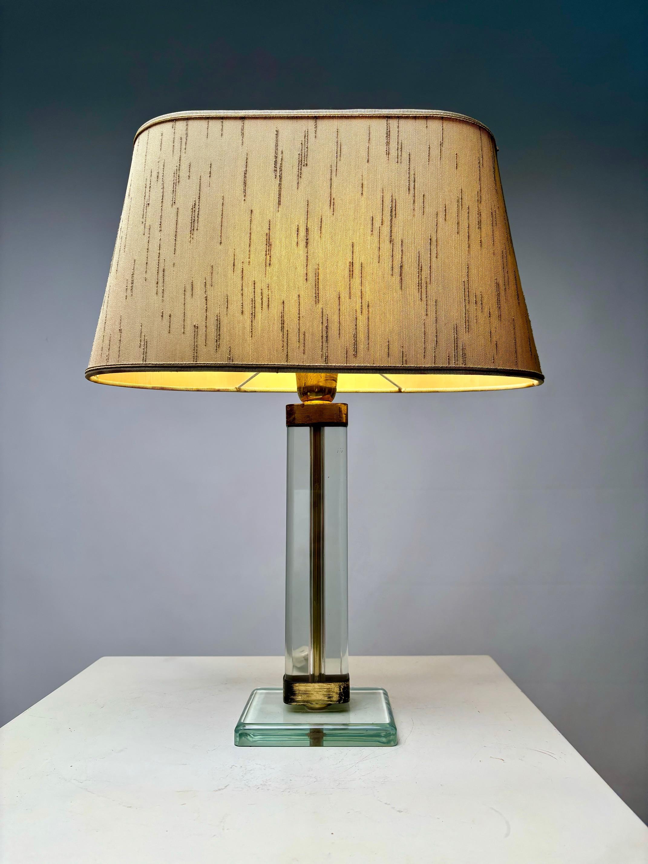 Rare and beautiful table lamp in thick glass and brass, designed by the famous Italian designer Pietro Chiesa for Fontana Arte around 1940.

This is a lamp of great elegance, which stands out for its dapiente use of materials, the great harmony of