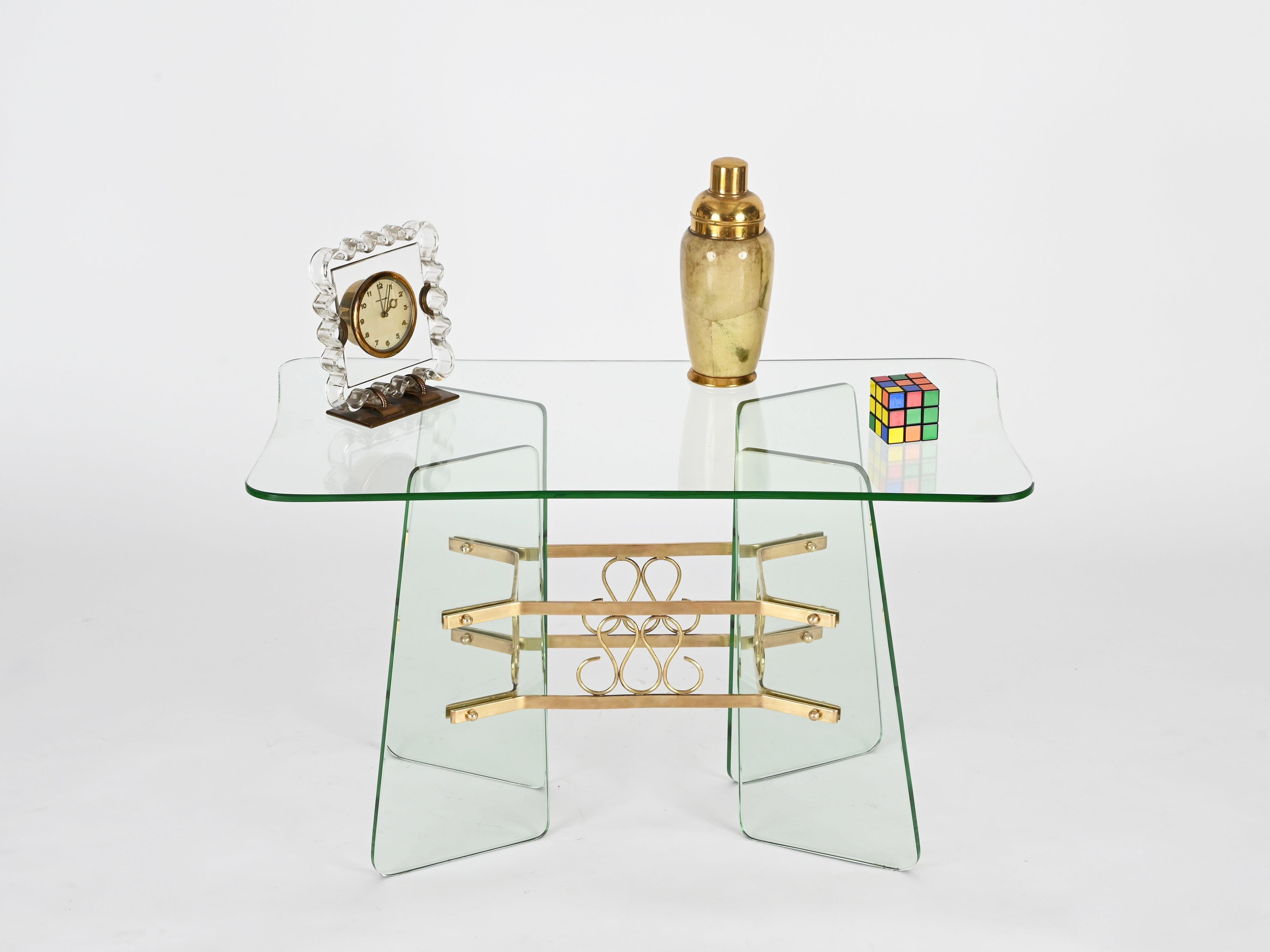 Cette pièce exquise est un véritable témoignage de l'art raffiné et de l'innovation qui définissent le design italien.

En très bon état, sans ébréchures ni fissures. La table présente des pieds sculpturaux et un plateau en verre de cristal épais et