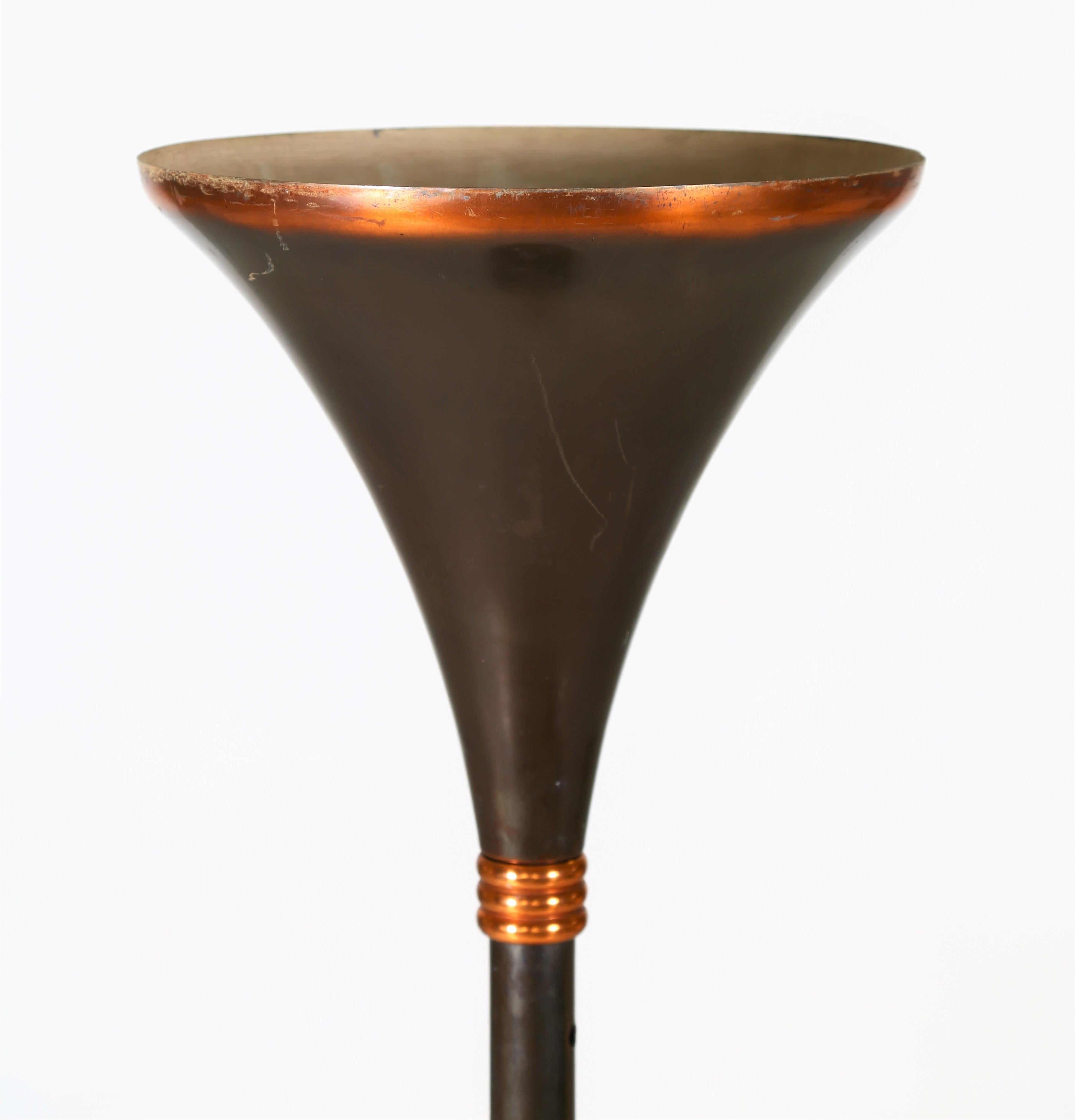 The floor lamp by Pietro Chiesa is very elegant and beautiful. The floor lamp dates back to 1930 of the Italian Art Deco period.
The structure of the lamp is made entirely of copper. In this version we notice in the joints and in its hat, workings