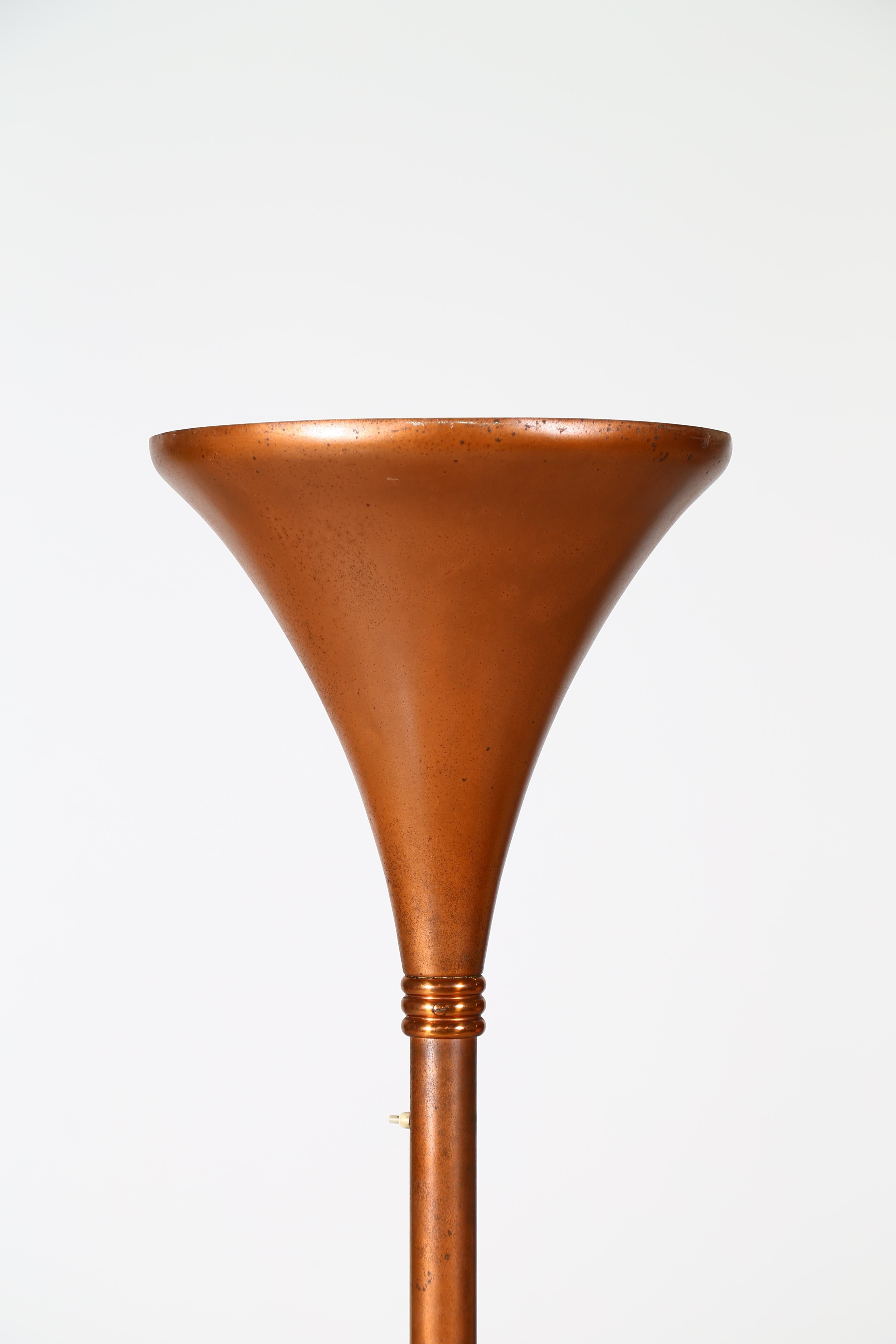 The floor lamp by Pietro Chiesa is very elegant and beautiful. The floor lamp dates back to 1930 of the Italian Art Deco period.
The structure of the lamp is made entirely of copper. In this version we note that all the lamp is made of copper