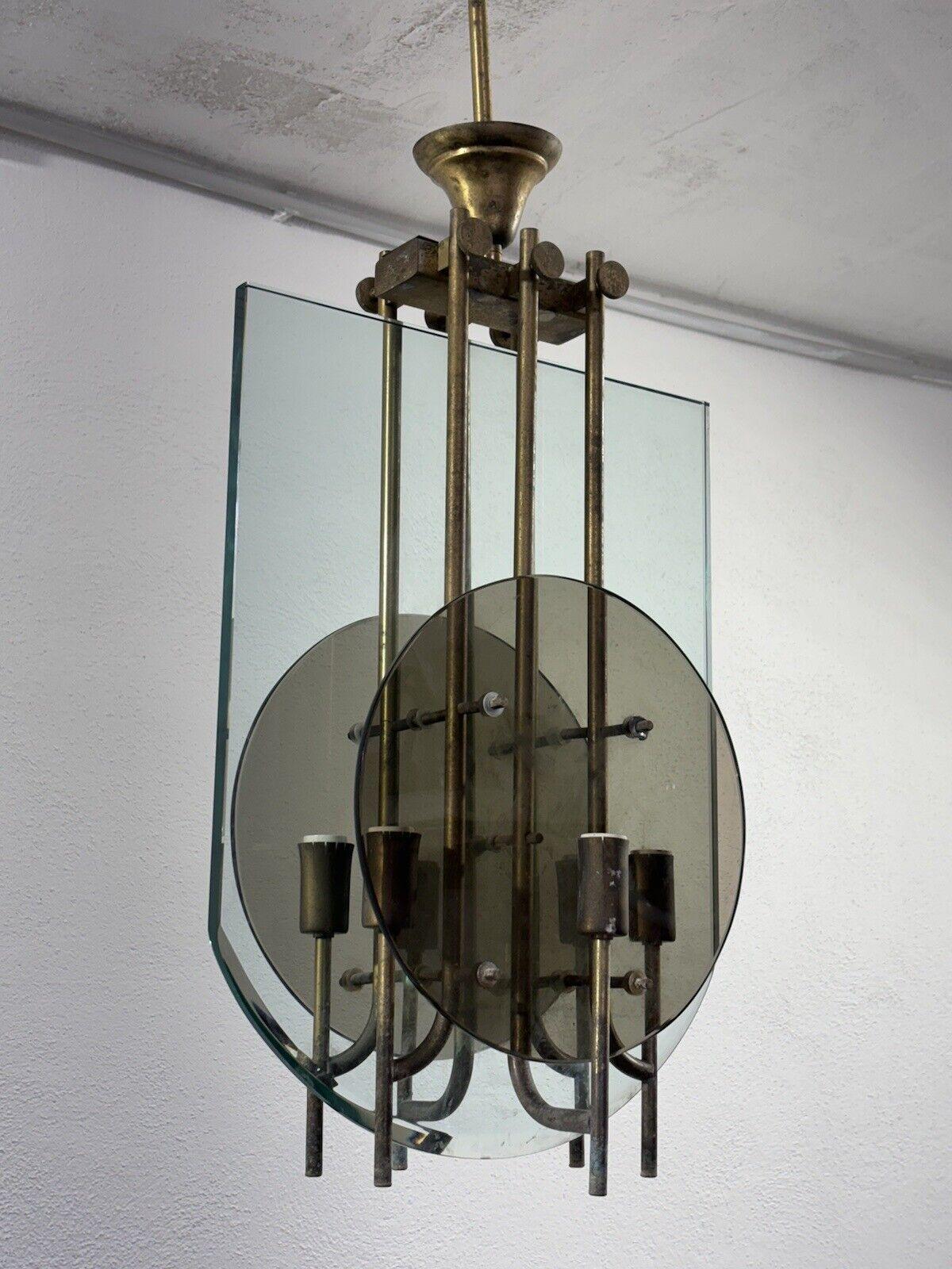 Pietro Chiesa Fontana Arte Lampadario Design Modernariato Años 60.

Struttura in ottone, diffusori in Vetro spesso.

L'articolo è in buone condizioni conservative, segni del tempo presenti sulla struttura dovuti all'utilizzo e all'età . (Ver