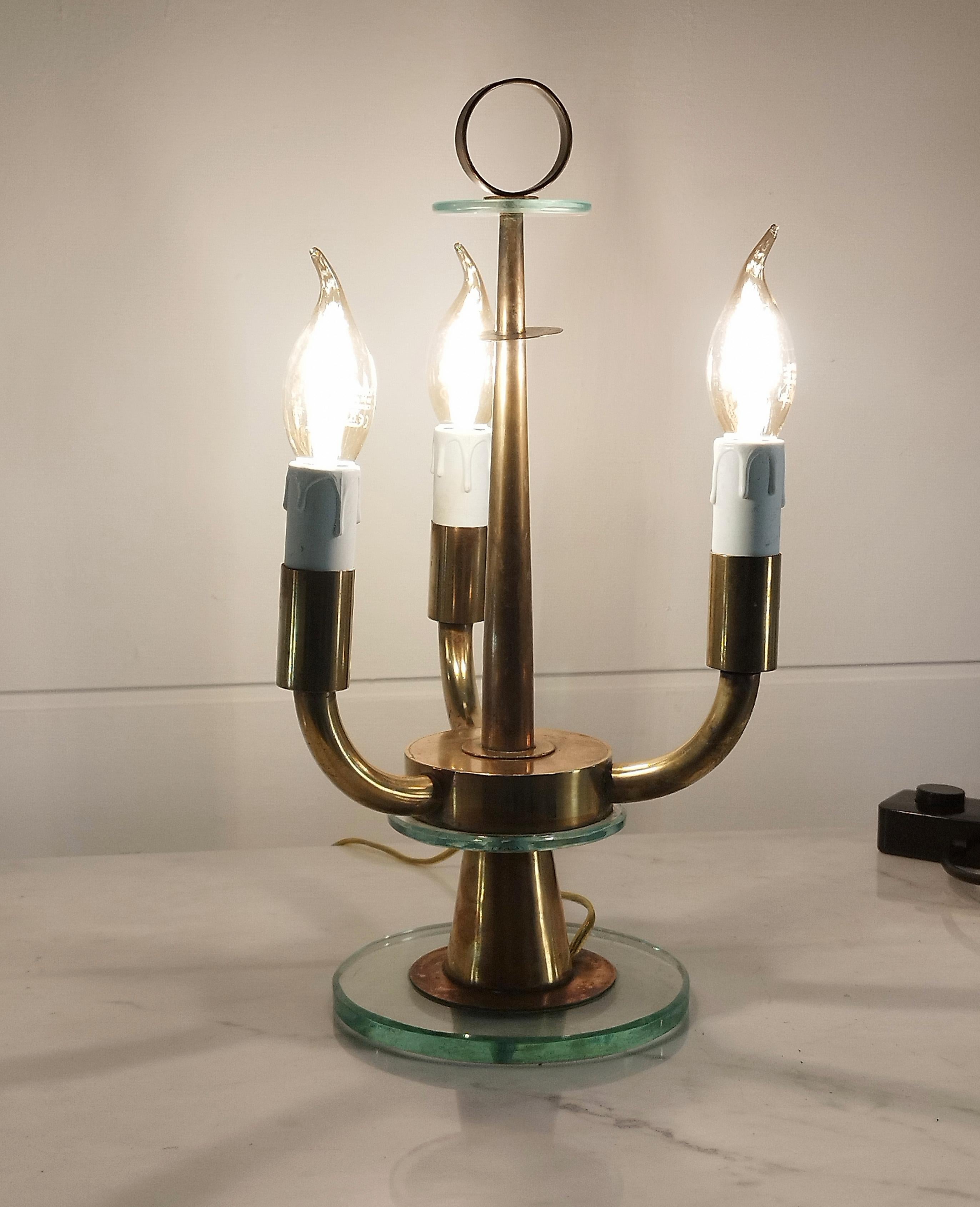Pietro Chiesa, Tischlampe aus Messing im Fontana-Arte-Stil, Italien, 1940er Jahre (Italienisch) im Angebot
