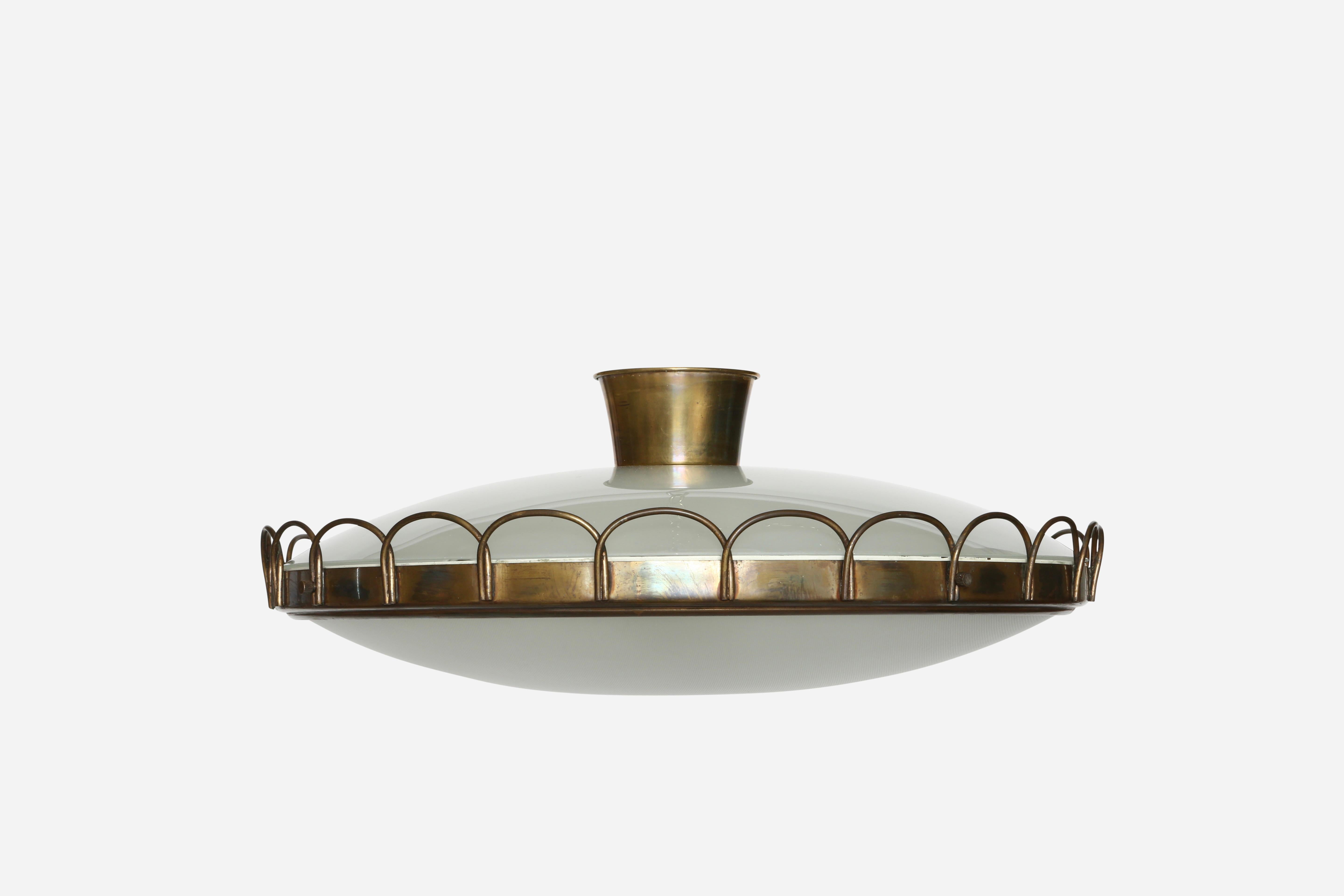 Pietro Chiesa for Fontana Arte attributed flush mount ceiling light
Designed and made in Italy in 1960s.
Textured glass on the bottom, opalescent glass on the top.
Scalloped brass border that frames the glass.
Takes 4 candelabra bulbs
Complimentary