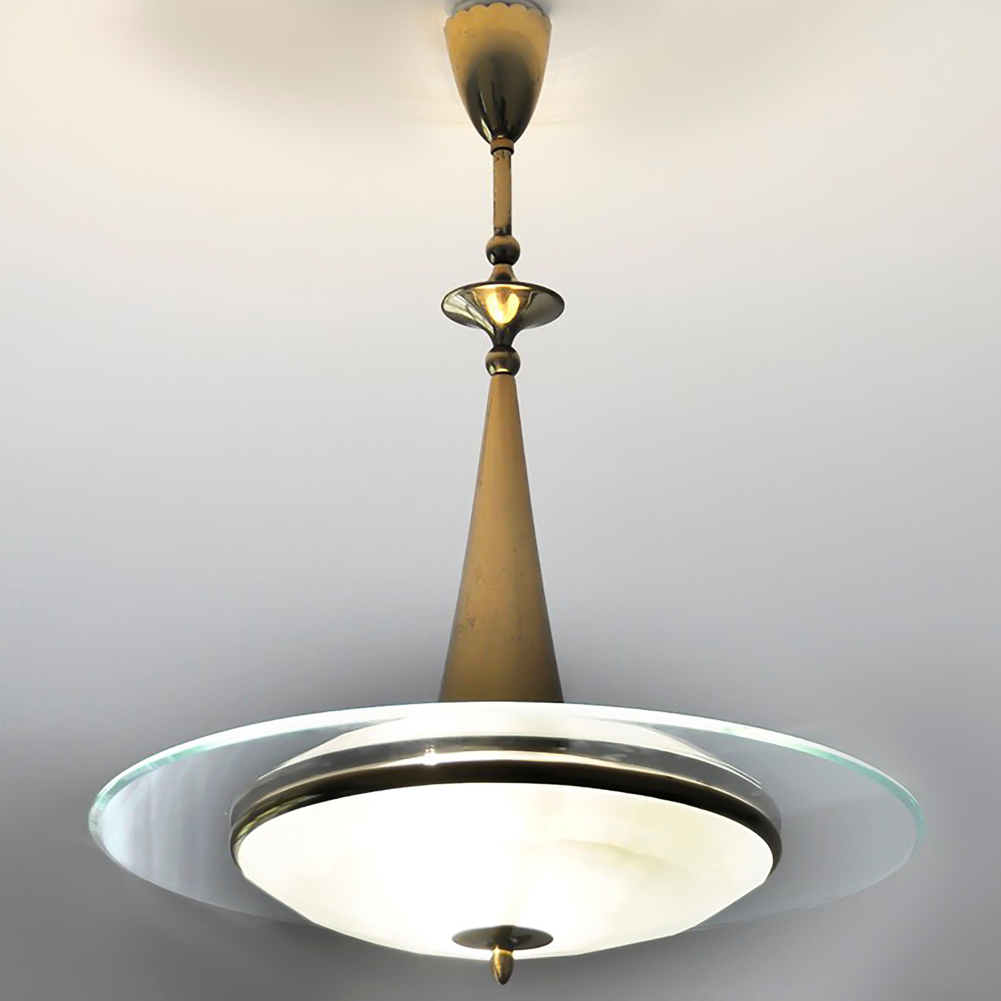 Diese elegante Pendelleuchte, die Pietro Chiesa für Fontana Arte zugeschrieben wird, ist ein Beispiel für den raffinierten Modernismus des italienischen Designs der 1940er Jahre. Mit ihrem konischen Messingstiel und dem weiten, runden Glasdiffusor