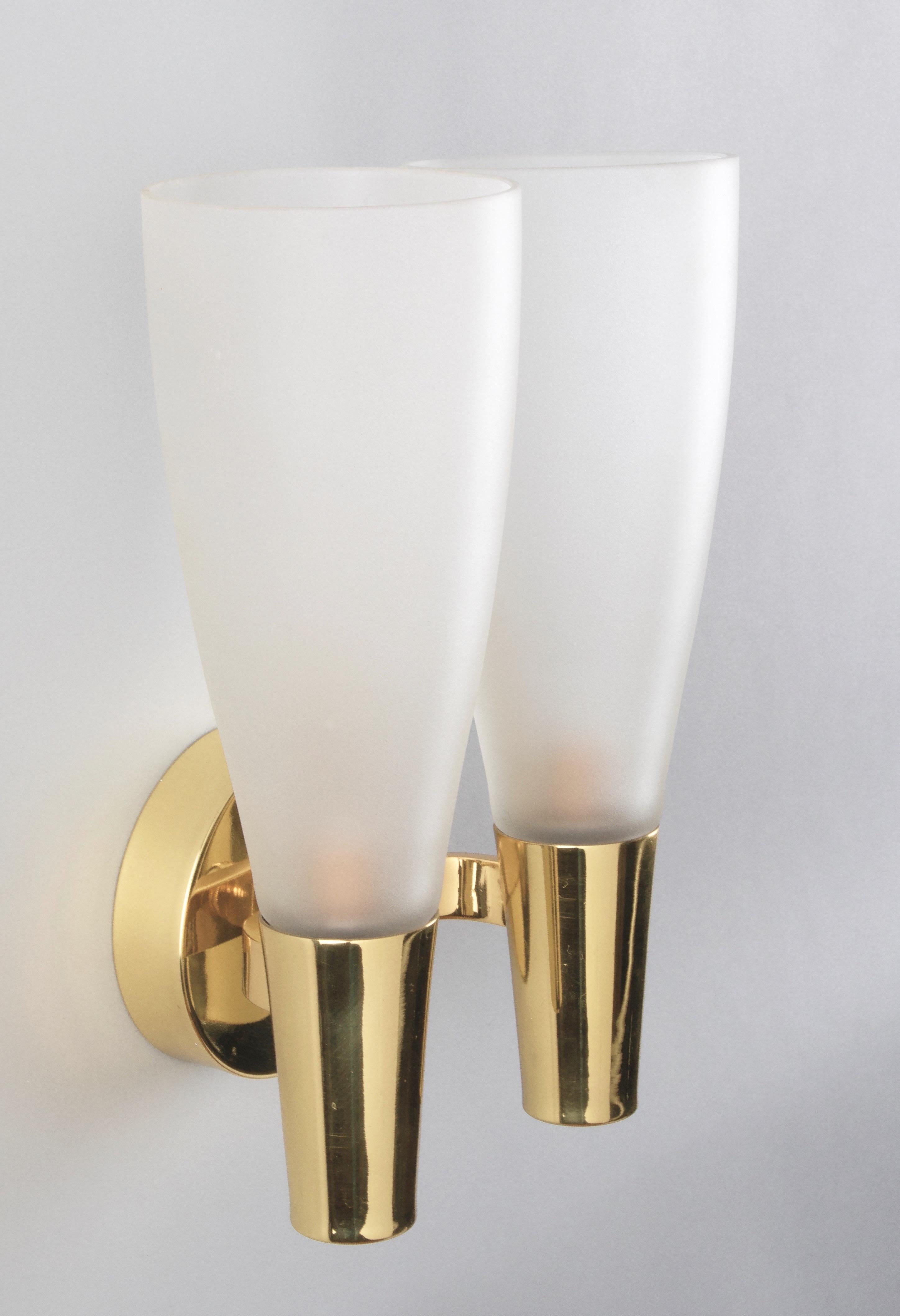 Mid-20th Century Pietro Chiesa for Fontana Arte Brass Sconces with Two Glass Shades, Italy 1940s