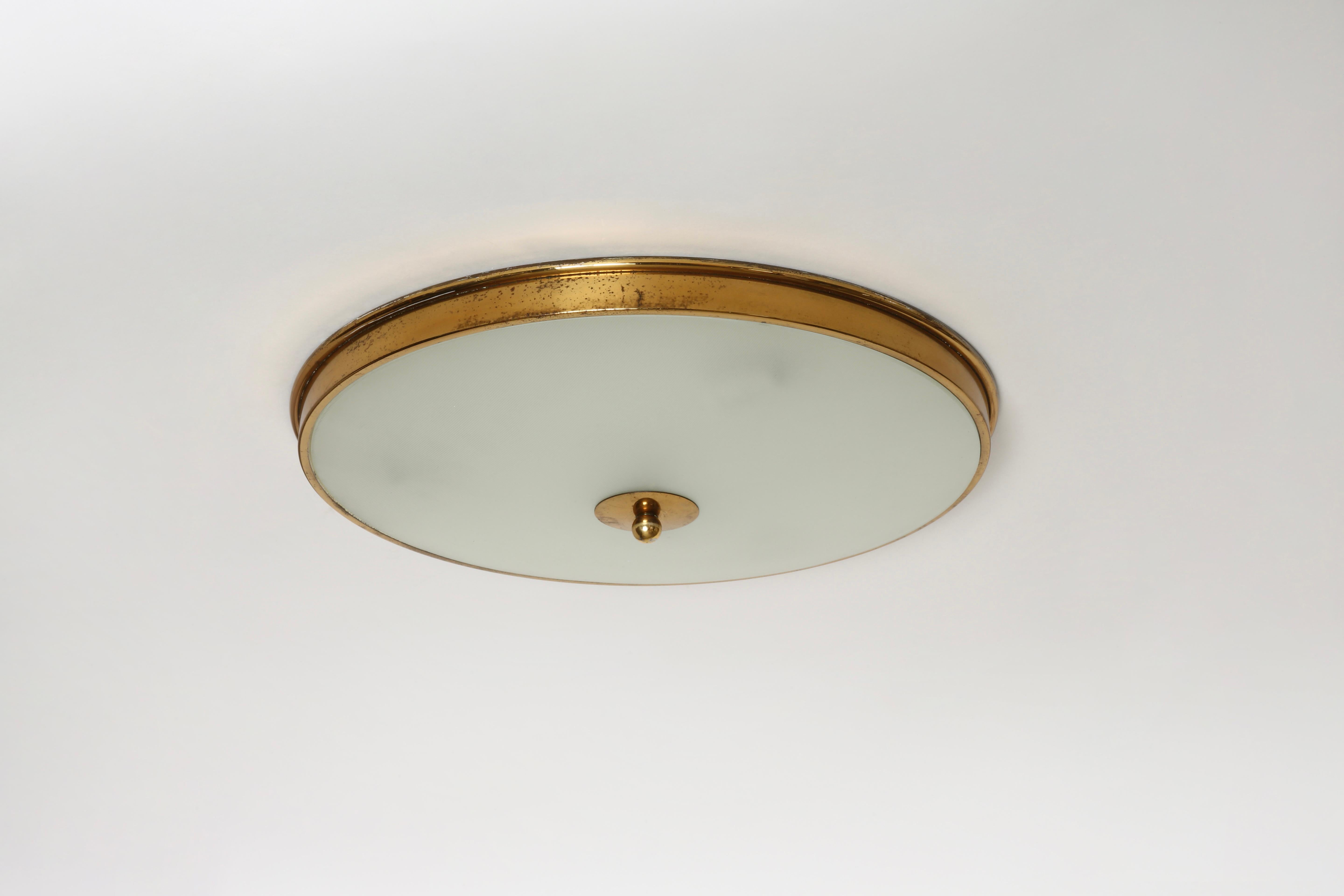 Plafonnier encastré Pietro Chiesa pour Fontana Arte.
Italie années 1950.
Trois prises candélabres.
Recâblage américain gratuit sur demande.
Laiton, verre texturé.
Le prix est pour 1 plafonnier.
2 lampes sont disponibles.
Câblage US GRATUIT sur