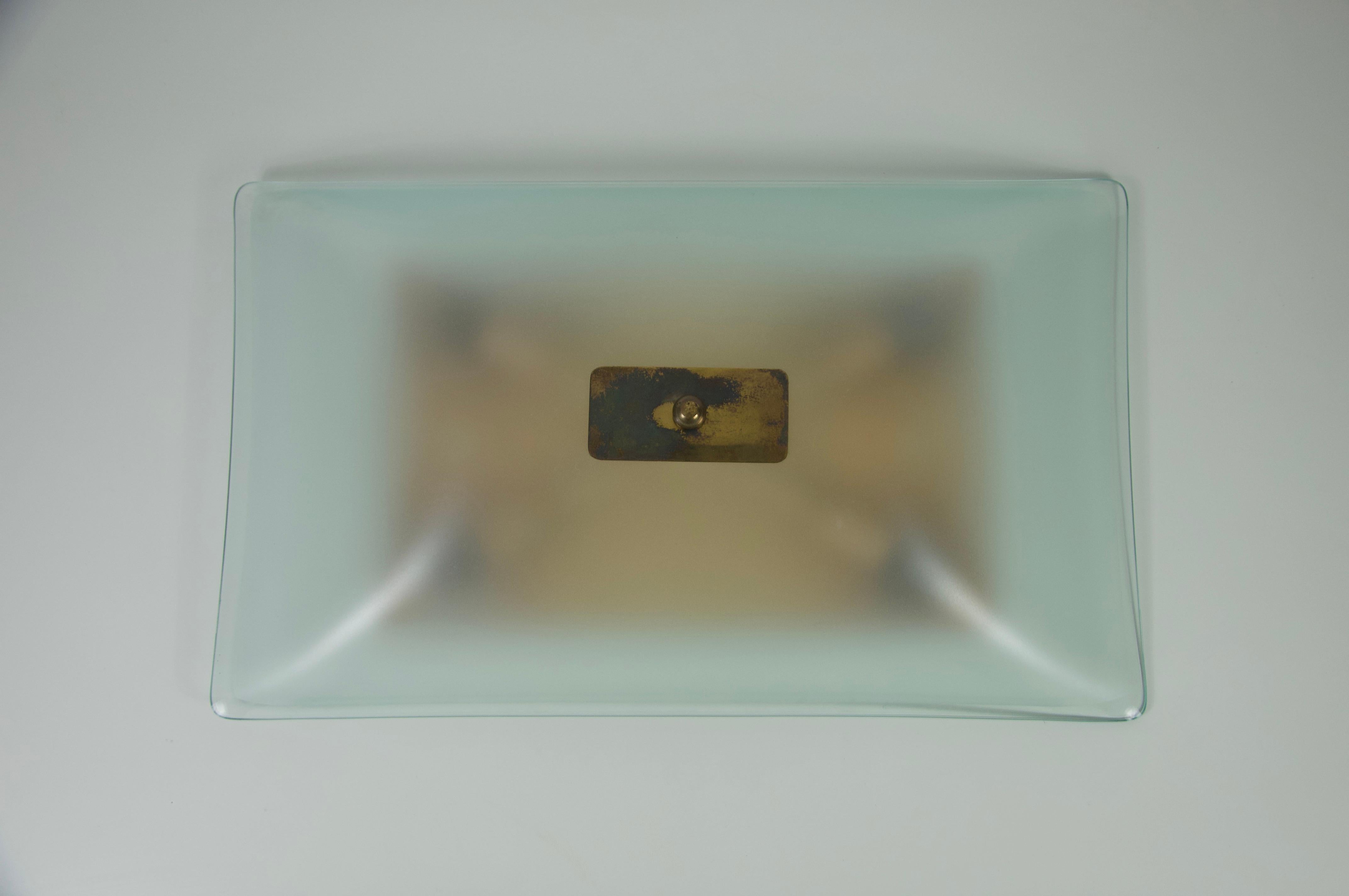 Diese elegante Deckenleuchte von Fontana Arte aus den 1950er Jahren zeigt die zeitlose Raffinesse des italienischen Designs aus der Mitte des Jahrhunderts. Mit ihrem sanft geschwungenen Diffusor aus Milchglas strahlt sie ein sanftes und