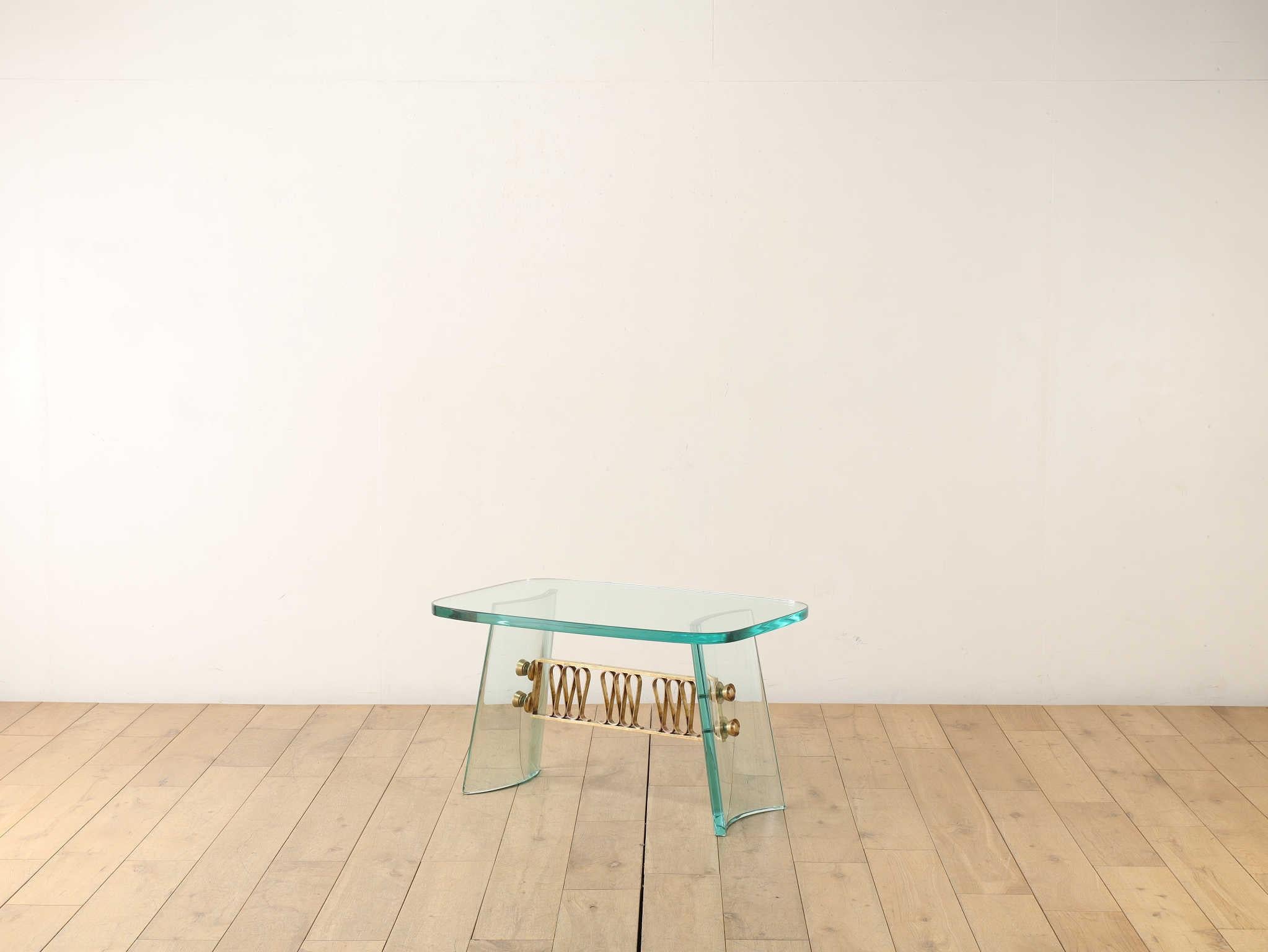 This beautiful coffee table is a perfect example of exquisite craftsmanship. The table is a true masterpiece. It features highly transparent glass and elegant curves, creating a form that blends superior craftsmanship with artistic design. The deep,