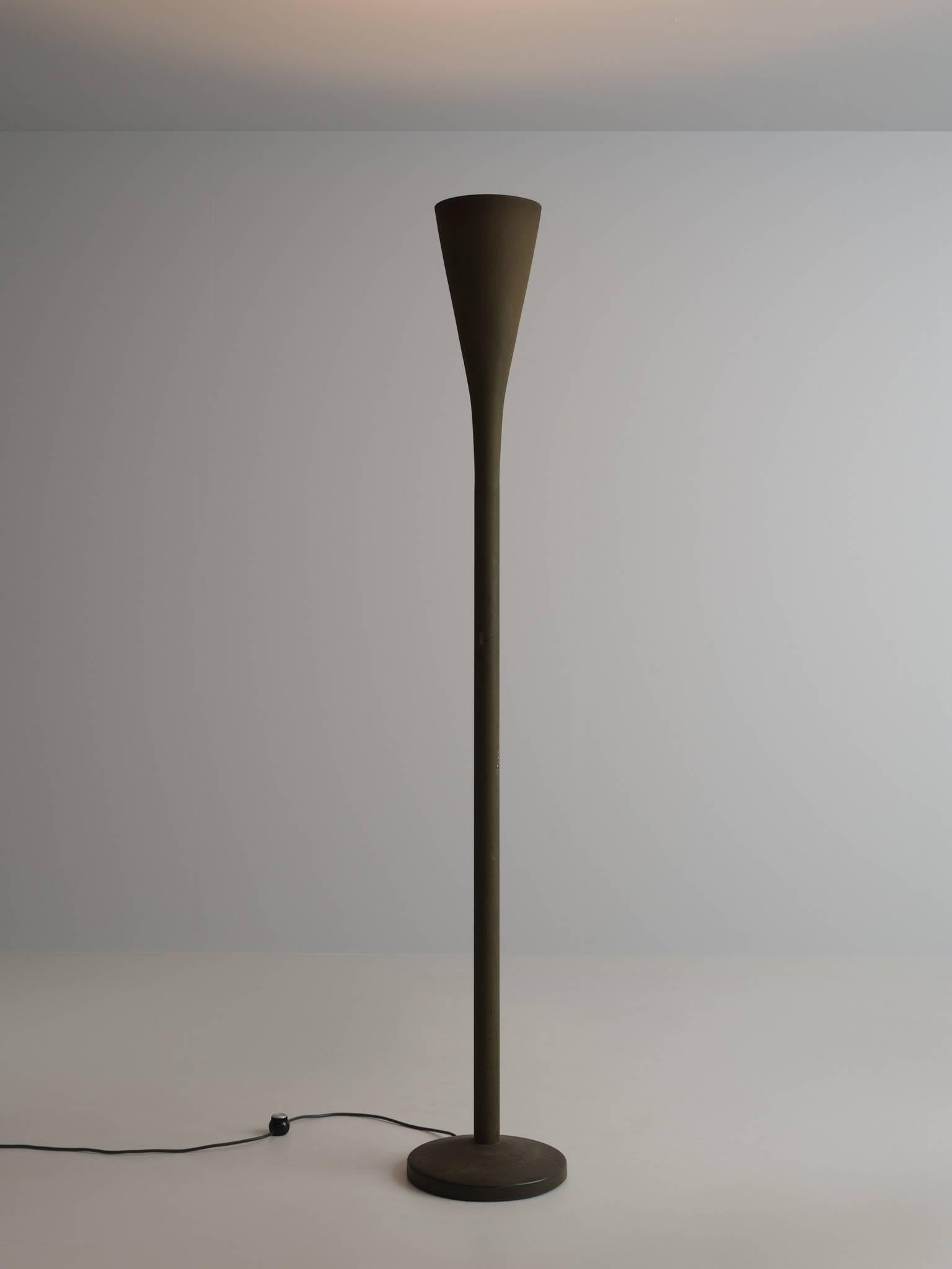 Pietro Chiesa for Fontana Arte, 'Luminator' floor lamp, aluminium, Italy, designed in 1933.

This 'Luminator' floor lamp is designed by Pietro Chiesa and executed by Fontana Arte. This lamp has a very contemporary, sleek feel and it is therefore