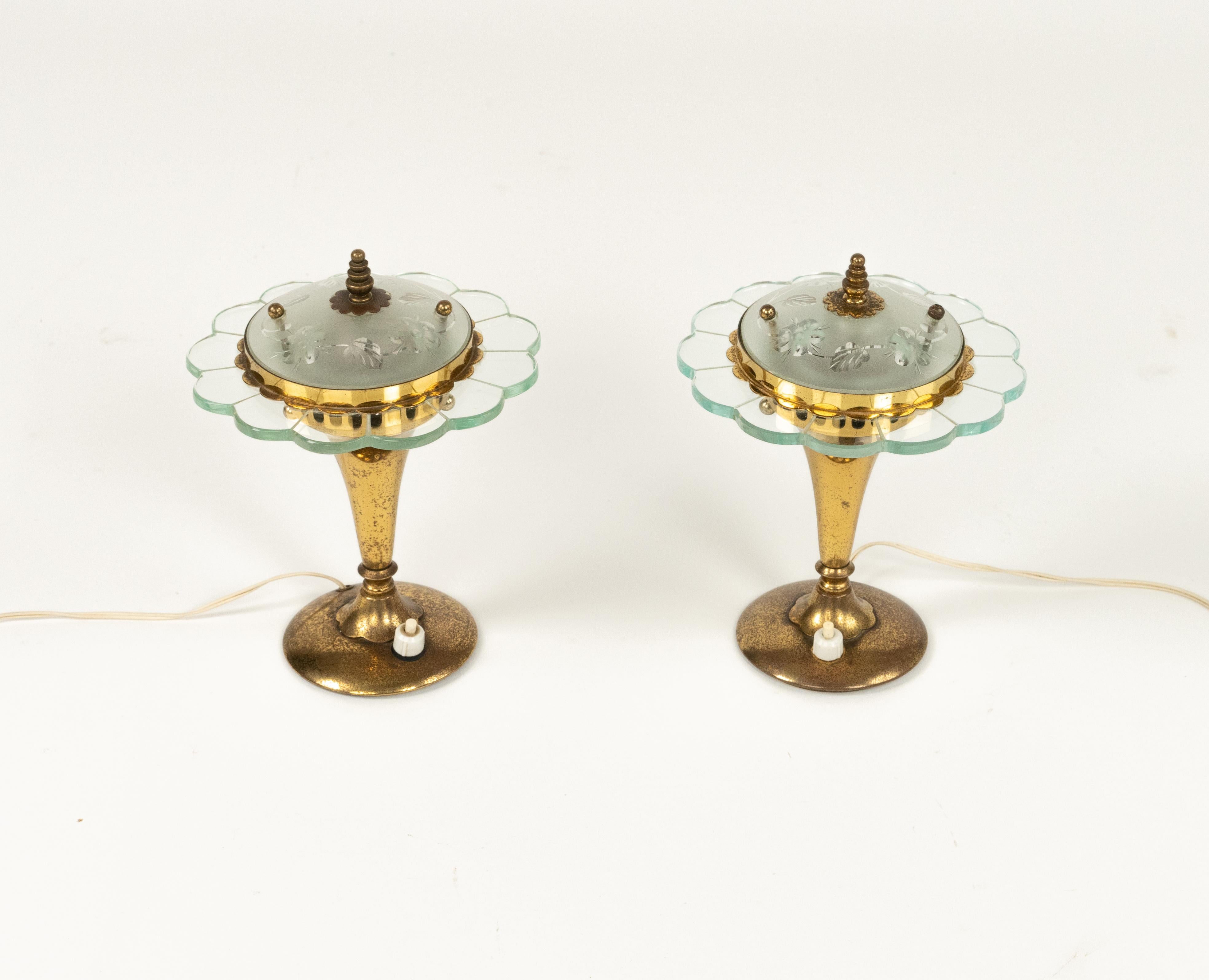 Erstaunliches kleines Paar Tischlampen aus Messing und graviertem Glas von Pietro Chiesa für Fontana Arte aus der Mitte des Jahrhunderts.

Hergestellt in Italien in den 1950er Jahren.