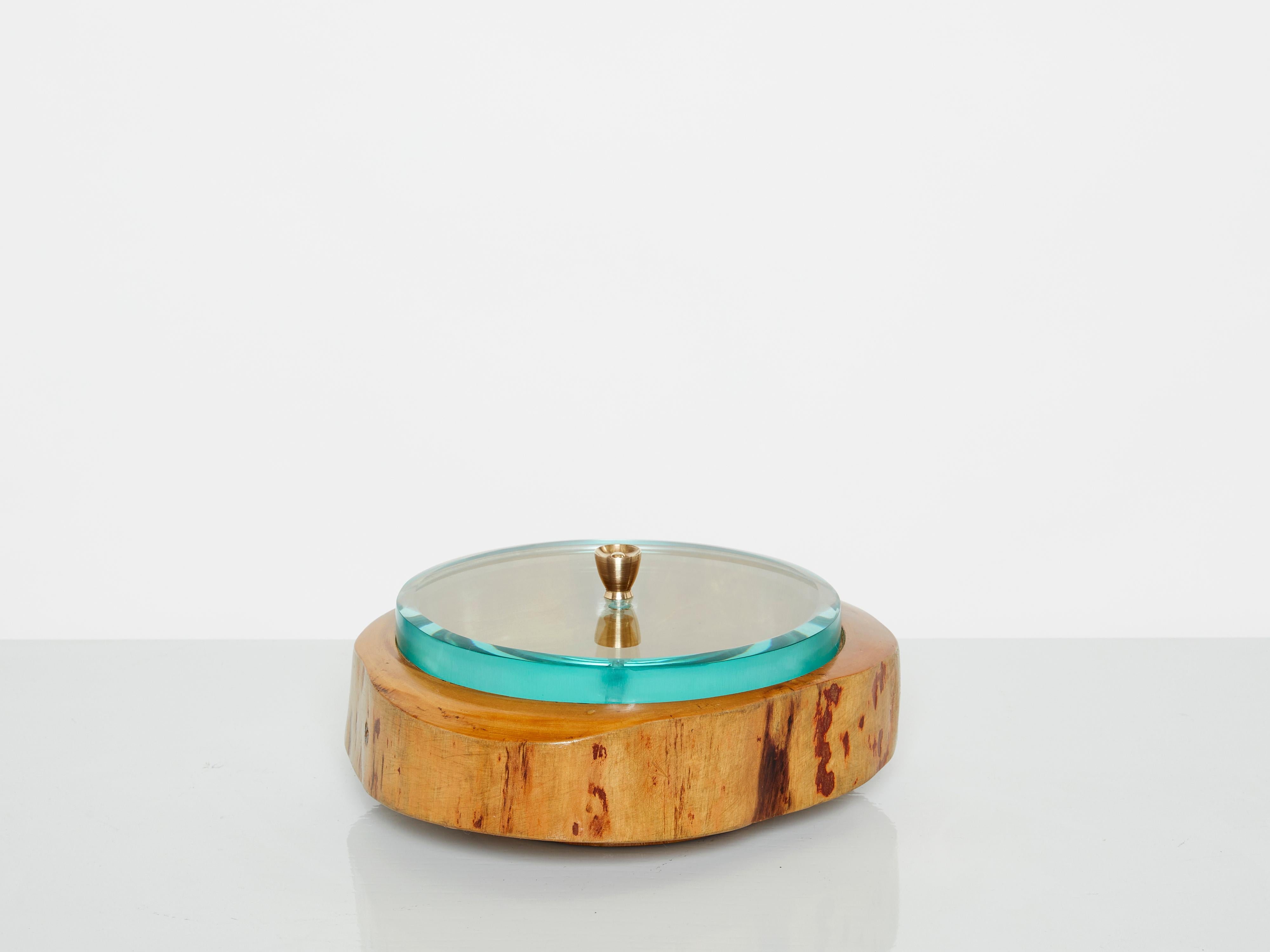 Seltene italienische Pietro Chiesa für Fontana Arte dekorative Box in Italien in den 1940er Jahren gemacht. Aus satiniertem Holz geschnitzt, mit einem dicken Deckel aus geschliffenem aquamarinblauem Glas und einem Griff aus Messing, ist dieses