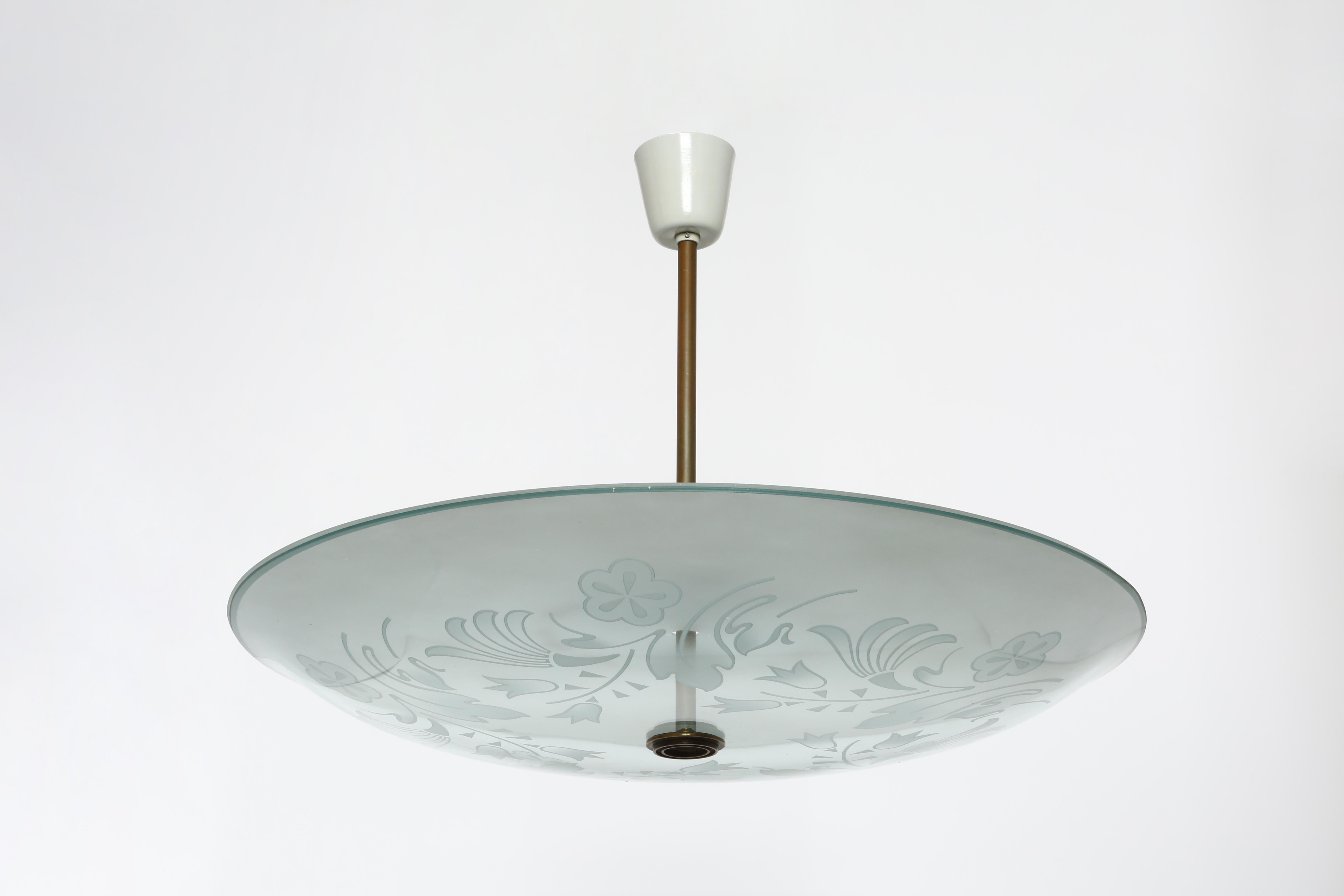Pietro Chiesa for Fontana Arte suspension ceiling light.
Designed and made in Italy in 1940s.
Etched glass diffuser with a floral motif and a second diffuser in acid etched glass.
Takes 4 medium base sockets.
Complimentary US rewiring upon