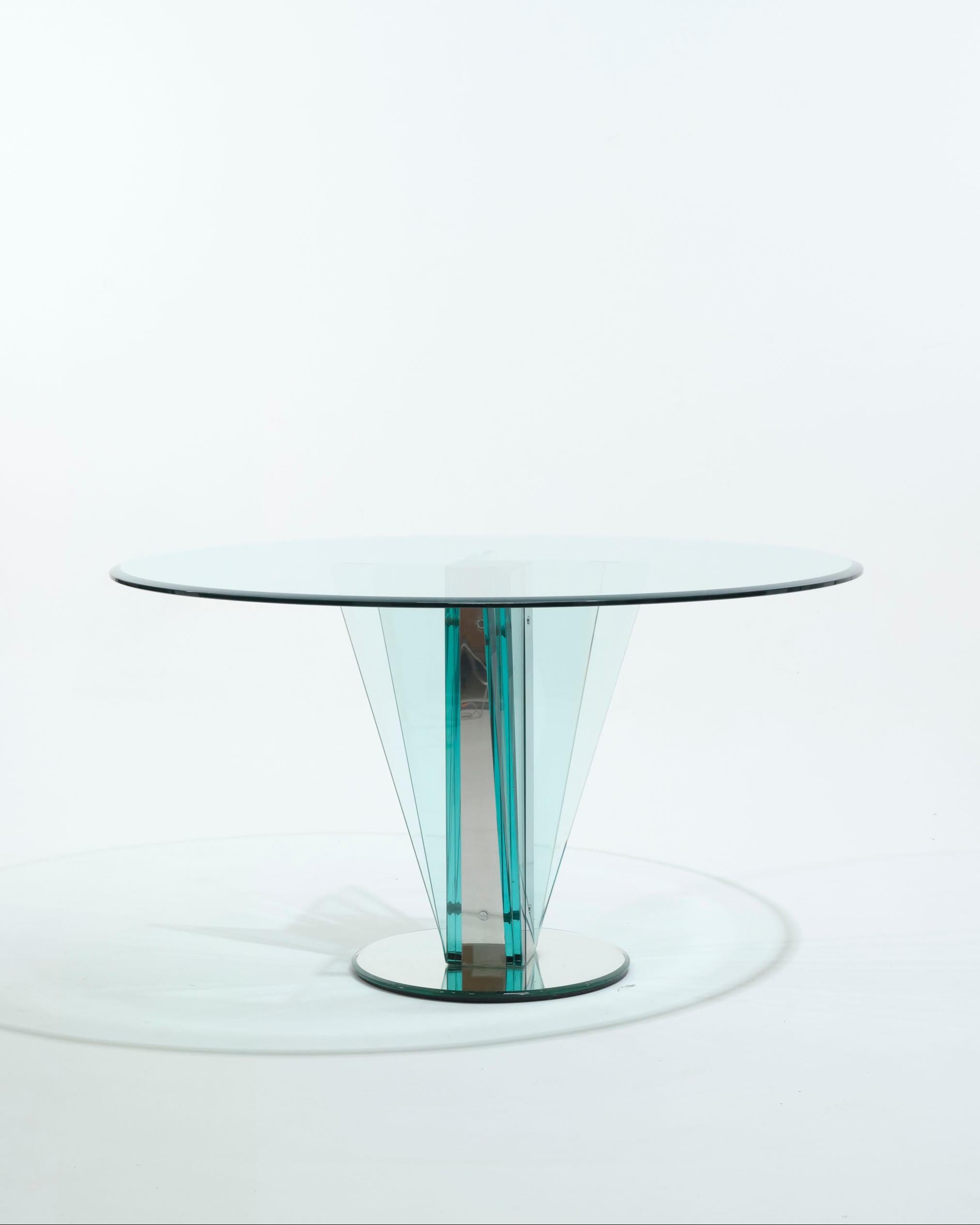 Round glass table by Pietro Chiesa for Fontana Arte, made in the 1970s, Italy. The table features a thick glass top resting on a sculptural foot decorated with mirror glass, also present on the base. Very good condition.

LP5522