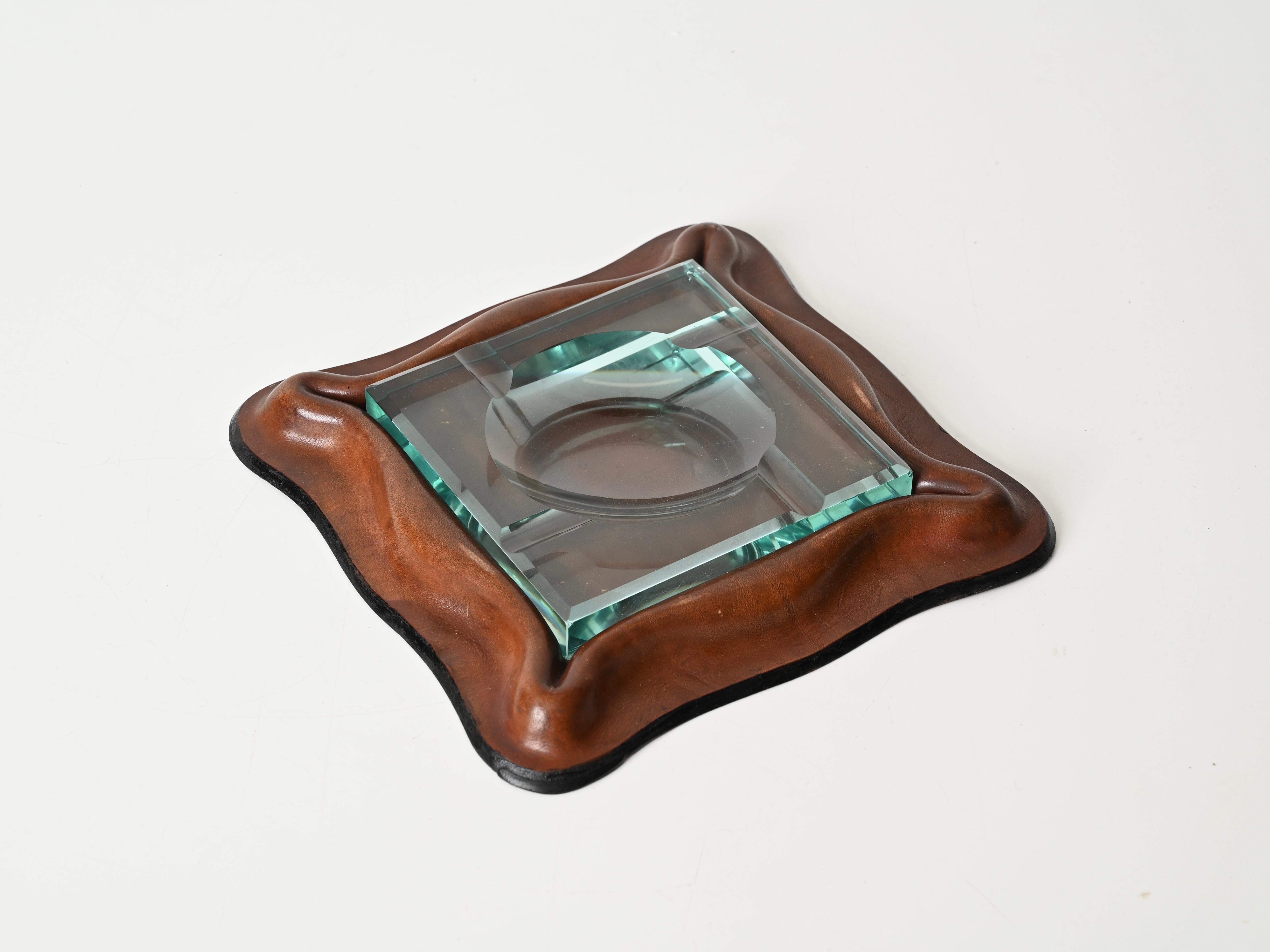 Mid-Century moderno Pietro Chiesa Posacenere italiano quadrato curvo in pelle e cristallo, anni '50 in vendita