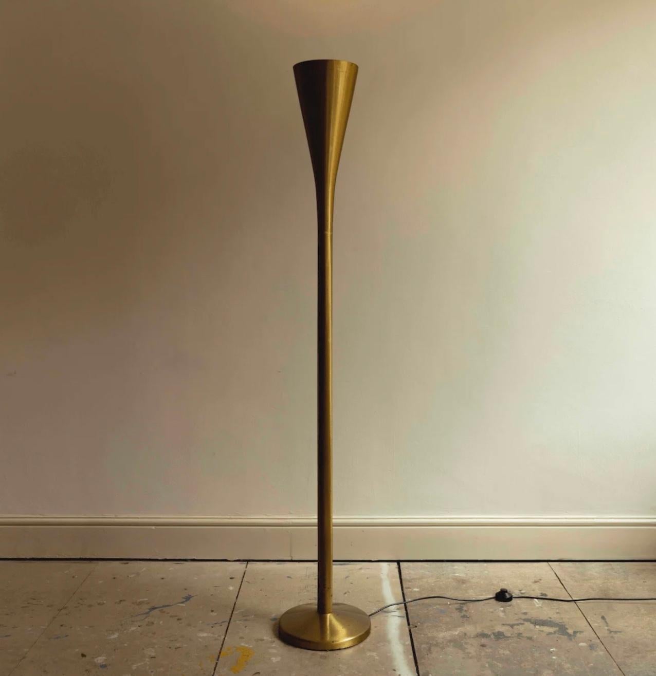A lacquered brass ‘Luminator’ floor lamp, model no. 0556.

Designed by Pietro Chiesa for Fontana Arte. 

Italian c. 1933

Measure: H. 186cm
