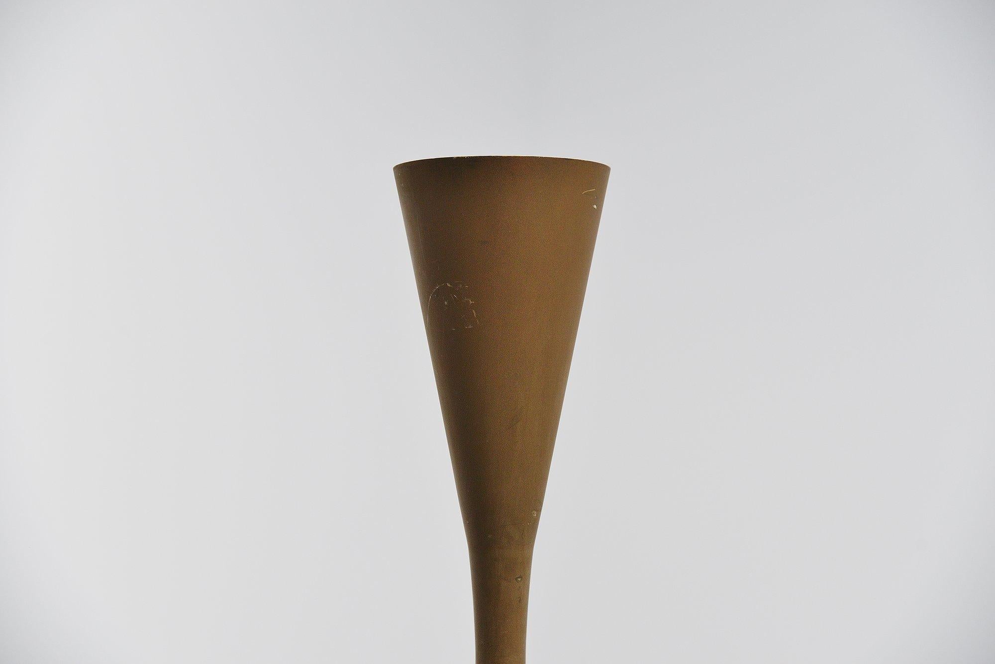 Very nice and rare early Luminator floor lamp designed by Pietro Chiesa and manufactured by Fontana Arte, Italy, 1935. This example is probably from 1950. The lamp is in brass patinated metal and has a very nice patina from age and usage. This