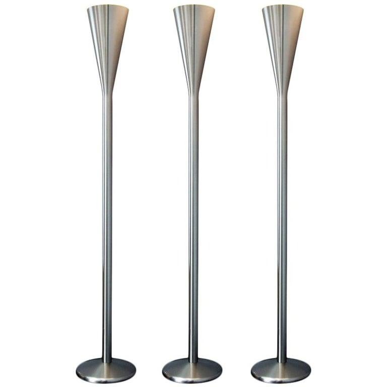 Pietro Chiesa 'Luminator' floor lamp in satin nickel for Fontana Arte. Originally designed in 1933 and produced by Fontana Arte, this iconic design retains such a modern personality that its date of birth is hard to believe. A long, narrow stem