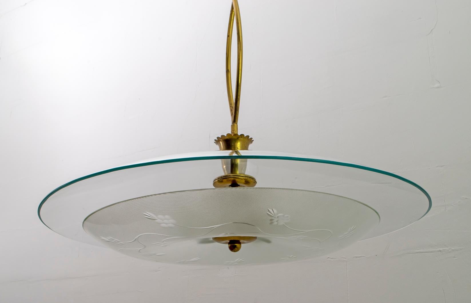 Milieu du XXe siècle Attribué à Luigi Brusotti Lustre italien du milieu du siècle en verre et laiton en vente