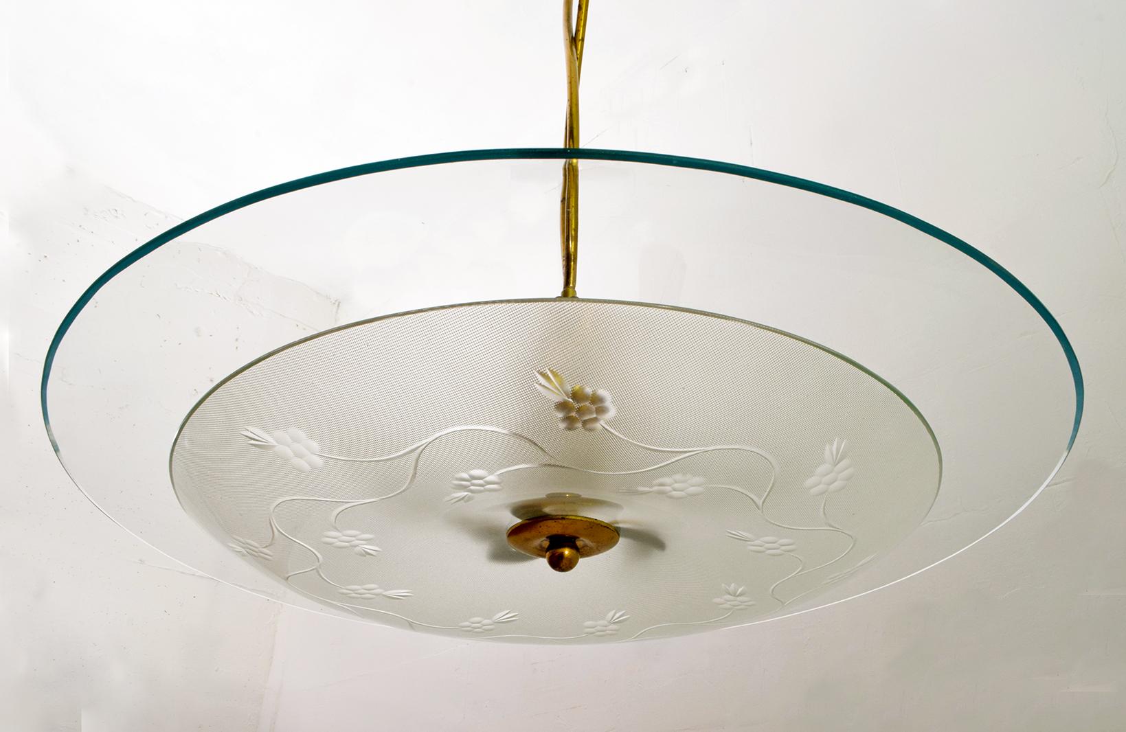 Laiton Attribué à Luigi Brusotti Lustre italien du milieu du siècle en verre et laiton en vente