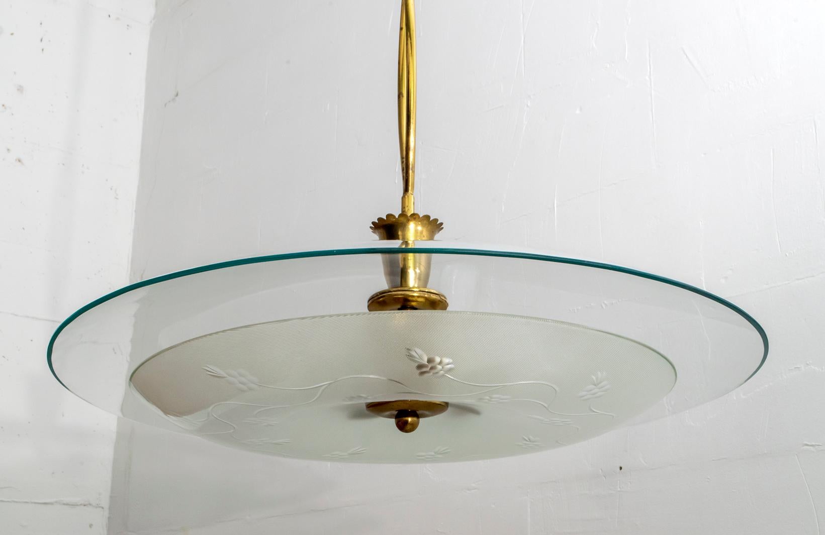 Attribué à Luigi Brusotti Lustre italien du milieu du siècle en verre et laiton en vente 1