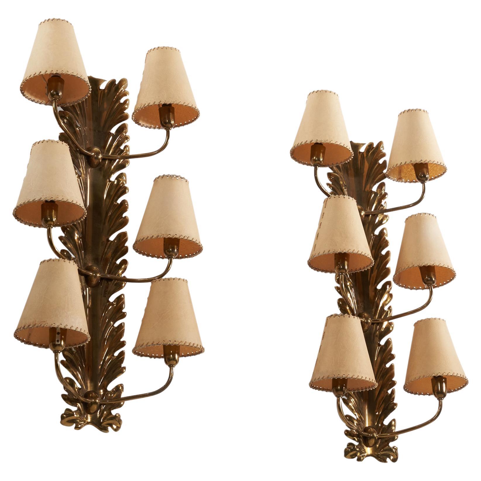 A pair of sizable six-armed, brass wall lights with parchment paper lampshades, designed by Pietro Chiesa for Fontana Arte, Italy, 1940s. 

Shade dimensions : 2.5