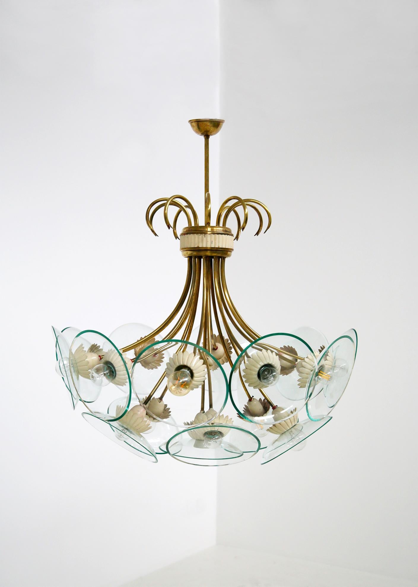 Rare Italian chandelier designed by Pietro Chiesa for the Italian manufacturer Fontana Arte in 1950. The chandelier is made in a brass structure with 16-light.
The chandelier is composed of 16 brass wire arms. At each end we find the bulb holder in