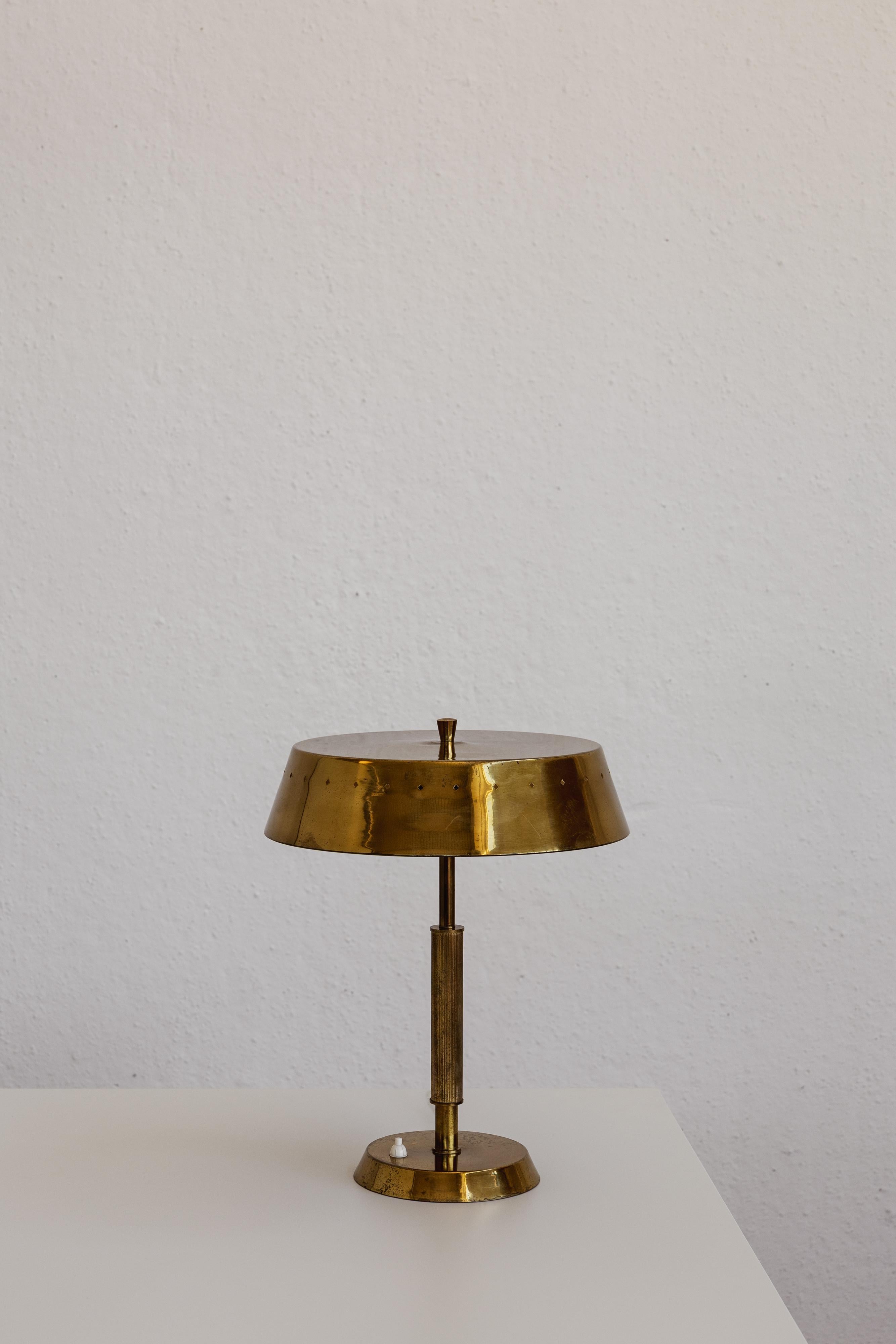 Pietro Chiesa Table Lamp for Fontana Arte, brass, Italy, 1956

A compelling expression of Pietro Chiesa’s sculptural approach to lighting, this 1956 table lamp for Fontana Arte distills brass into a form that is both architectural and intimate. Its