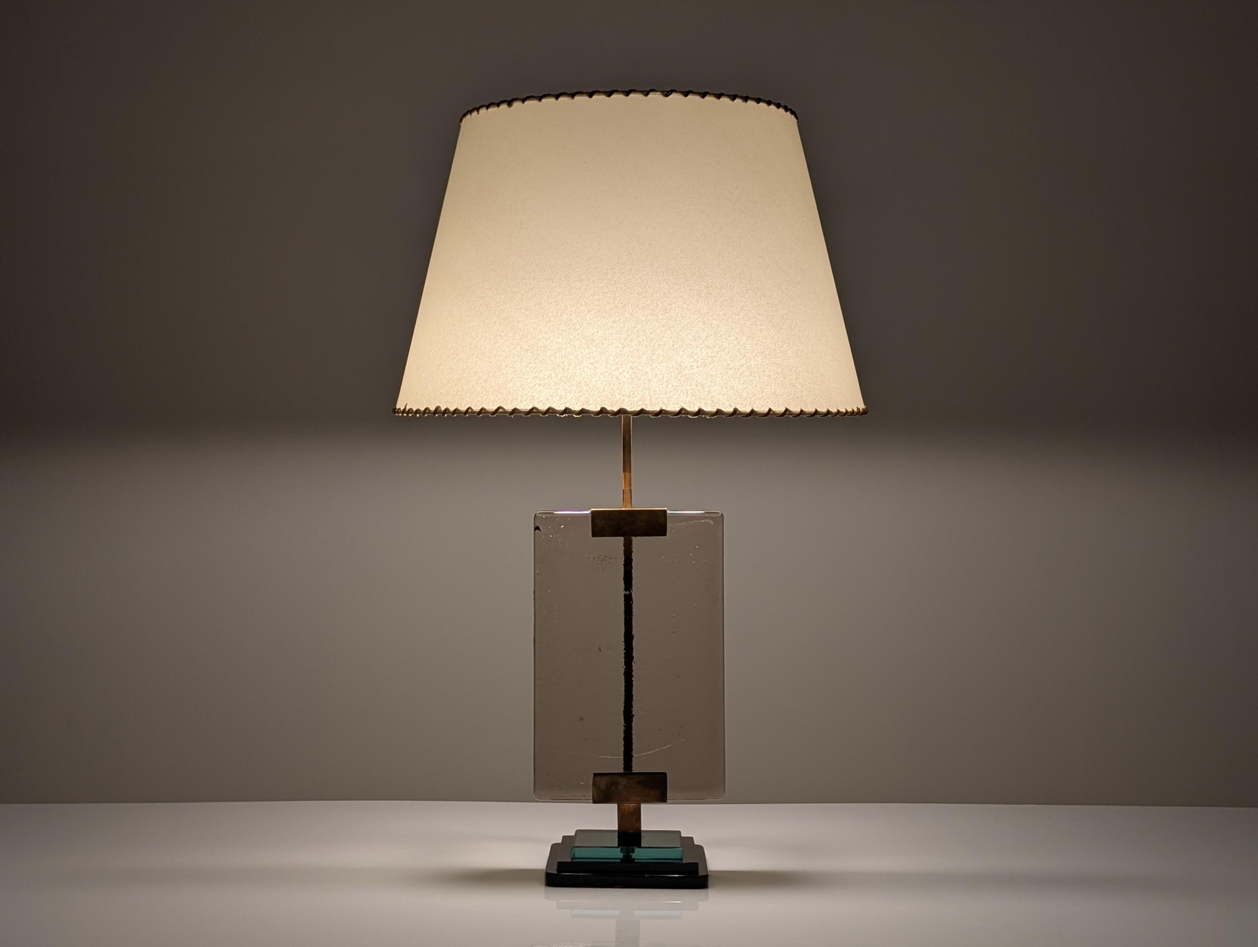 Élégante lampe de table en laiton et verre fumé, attribuée aux dessins de Pietro Chiesa pour Fontana Arte, comme en témoigne une paire de lampadaires documentés figurant à la page 202 de la bible de l'éclairage 1000 Lights de Charlotte et Peter