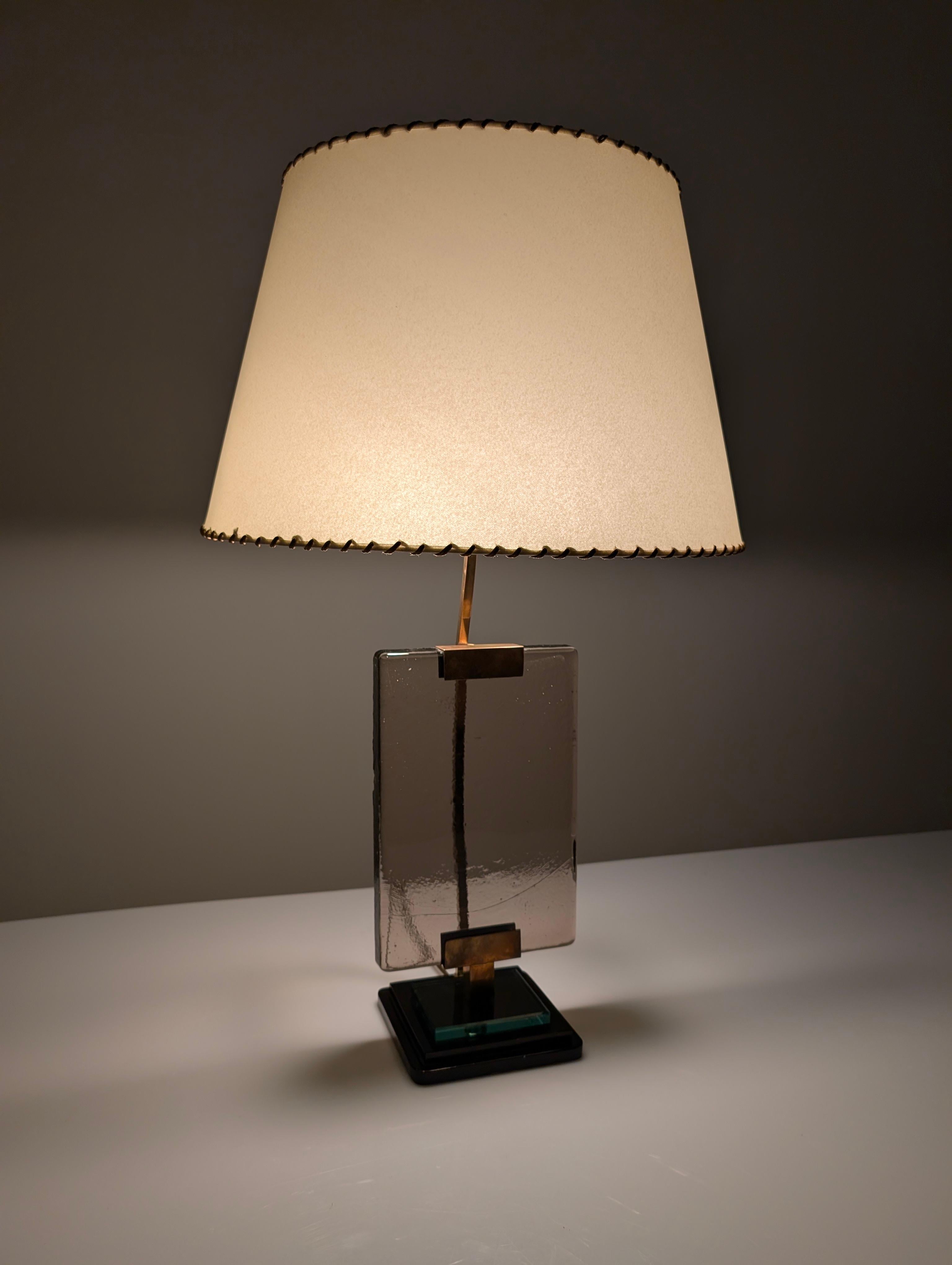 20ième siècle Lampe de table Pietro Chiesa pour Fontana Arte en verre et laiton en vente