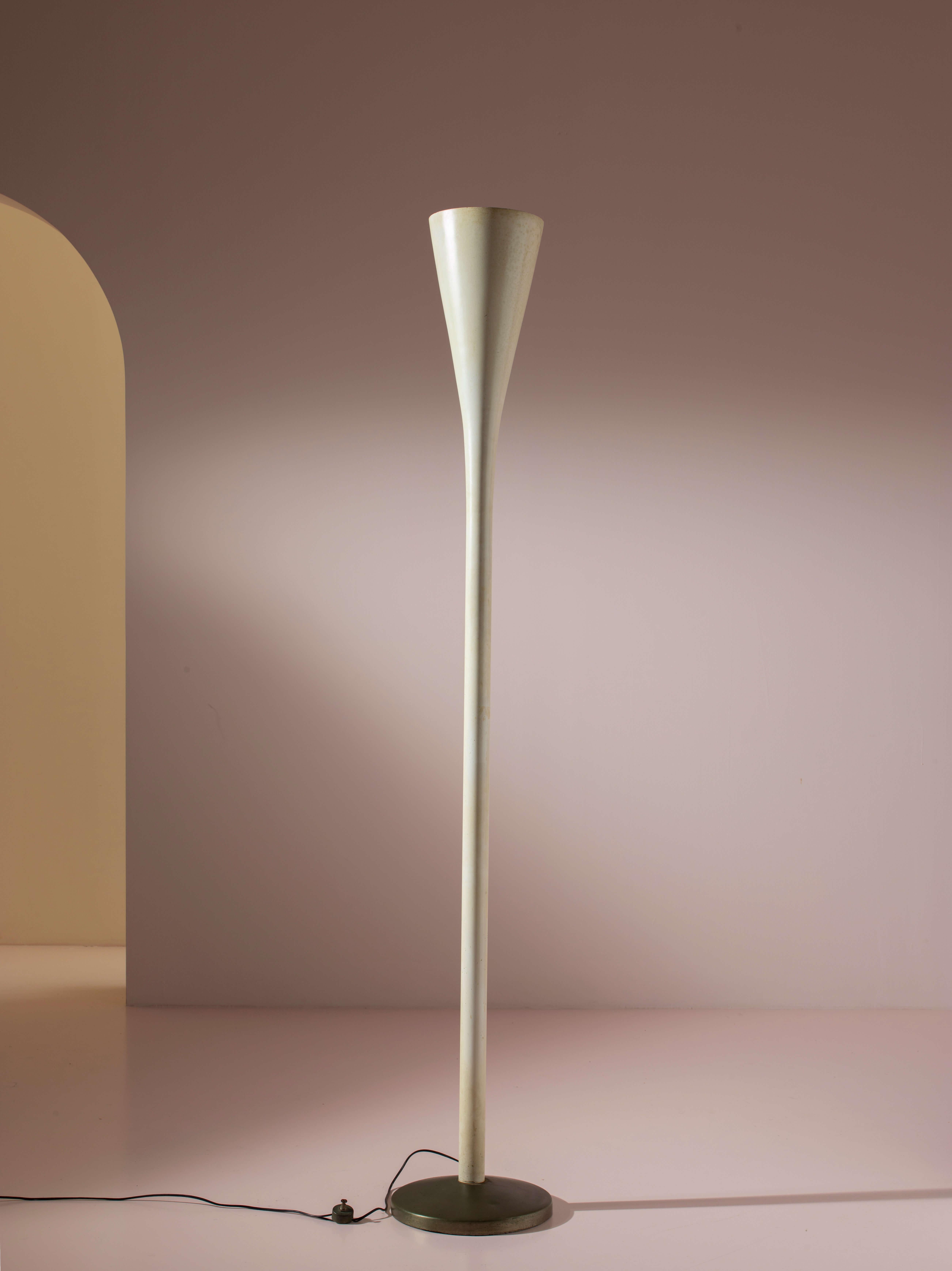 Lampadaire en laiton émaillé blanc, modèle Luminator, produit par FontanaArte, conçu par Pietro Chiesa, Italie, original des années 1930.

Cette lampe, aux lignes fines et sinueuses, est l'une des premières créations de Pietro Chiesa. À l'époque,