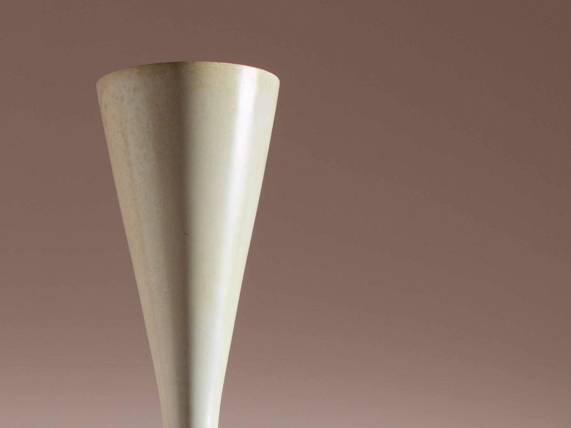Mid-Century Modern Pietro Chiesa lampadaire Luminator en laiton émaillé blanc FontanaArte, Italie années 1930 en vente