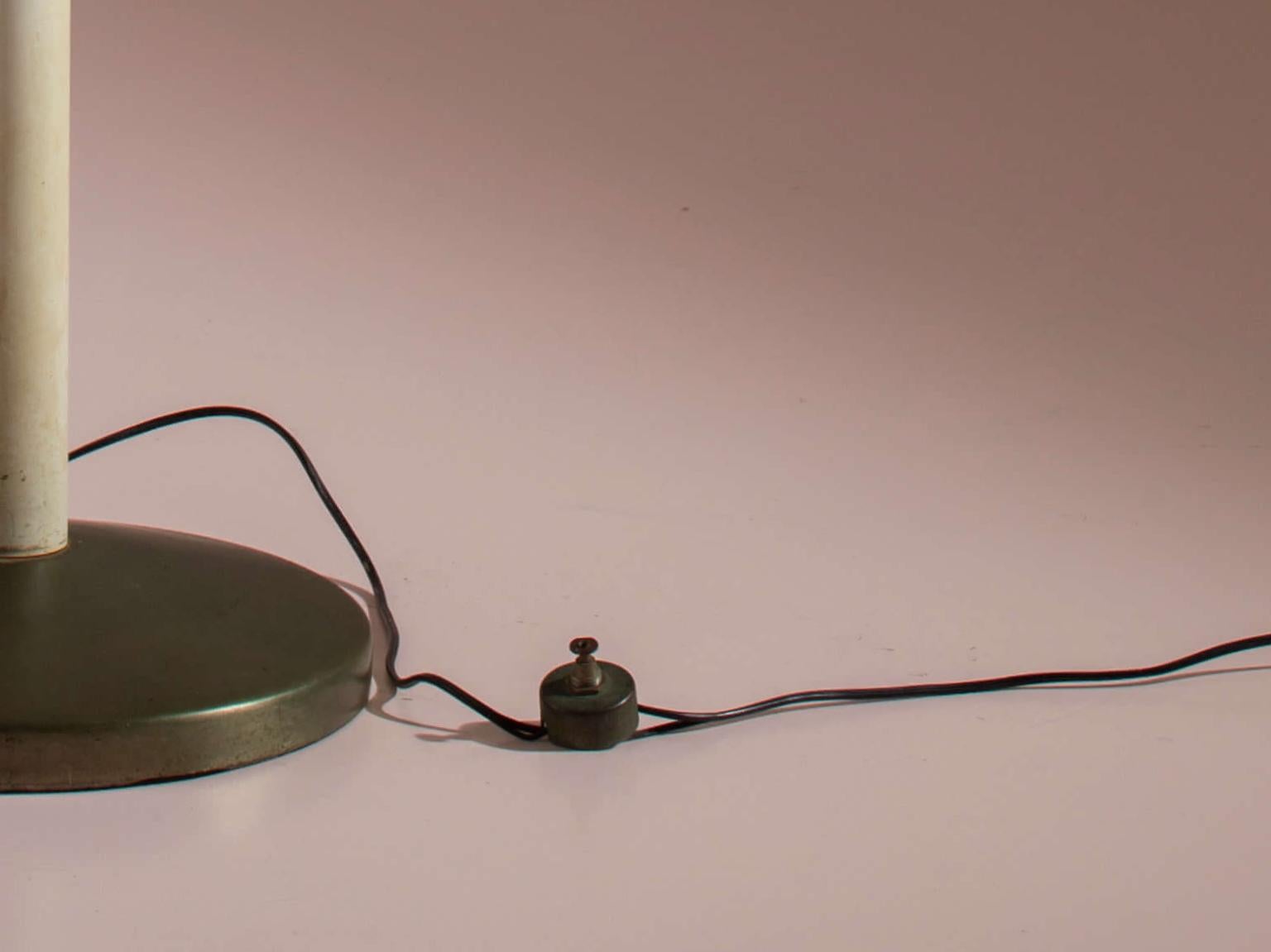 italien Pietro Chiesa lampadaire Luminator en laiton émaillé blanc FontanaArte, Italie années 1930 en vente