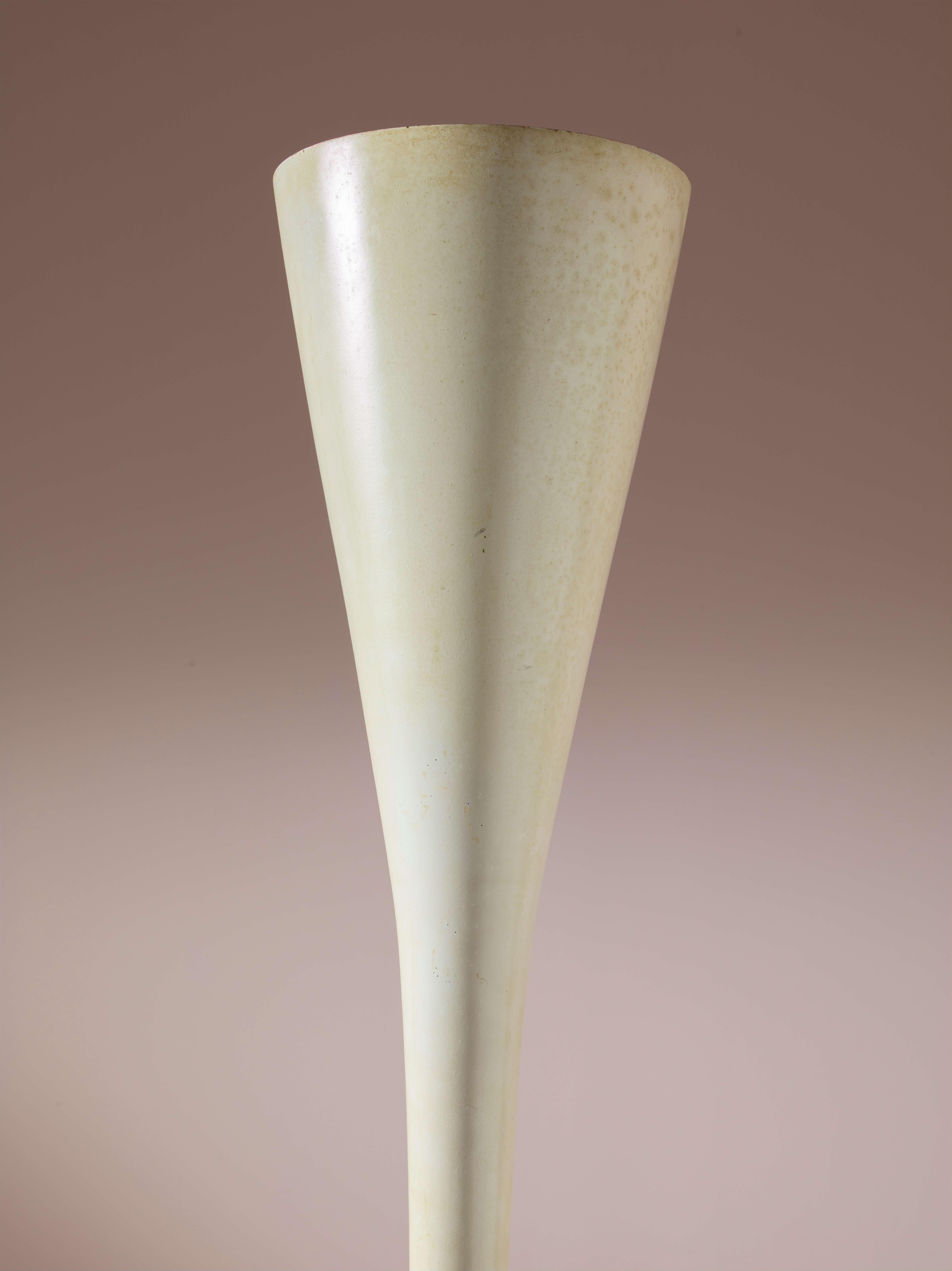 Émaillé Pietro Chiesa lampadaire Luminator en laiton émaillé blanc FontanaArte, Italie années 1930 en vente