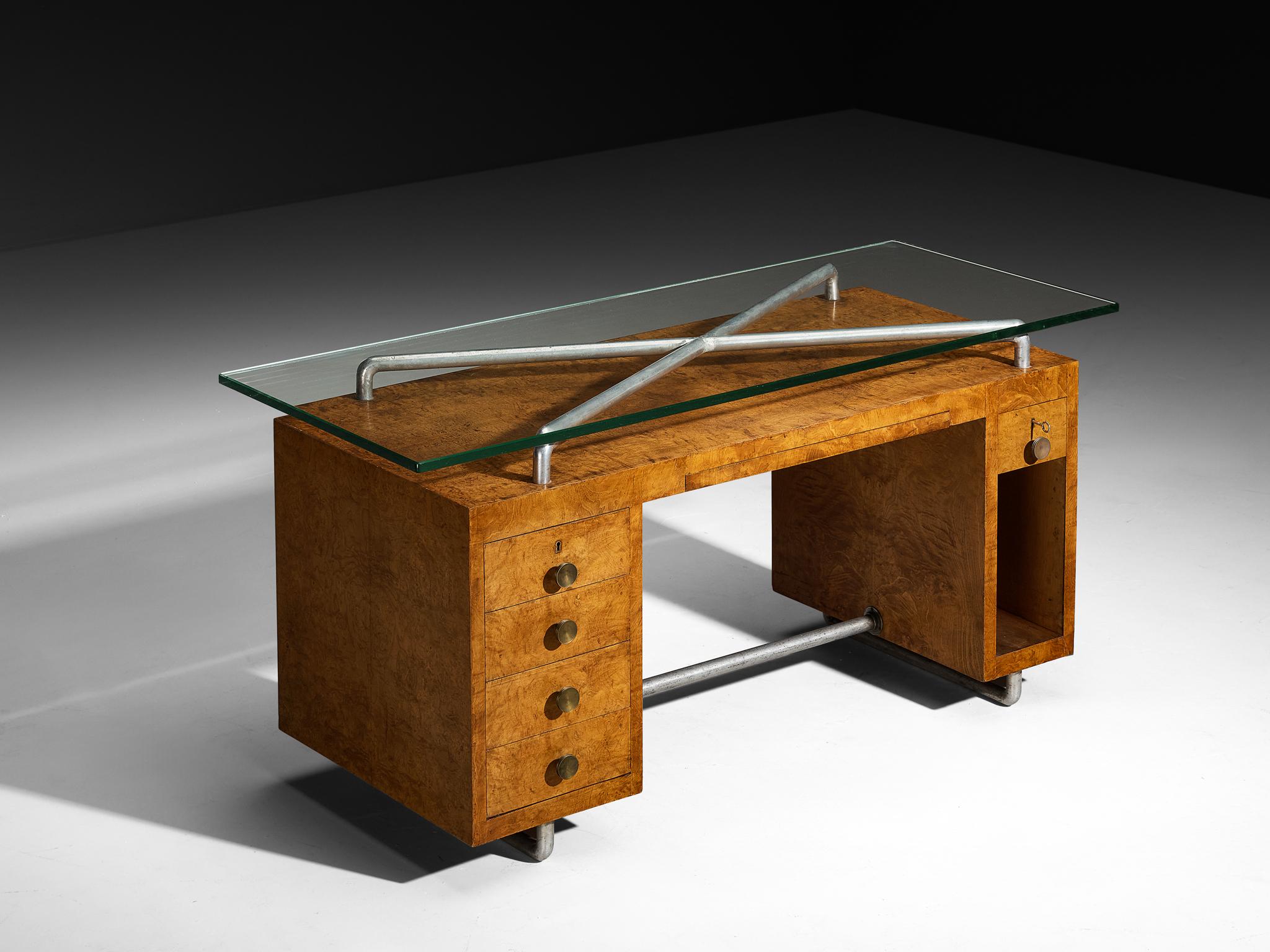 Pietro Lingeri, bureau, placage de racine de bruyère, verre, laiton, métal, Italie, années 1930

Bel exemple du rationalisme italien, ce bureau est conçu par l'architecte Pietro Lingeri et date des années 1930. Sa forme est guidée par une logique