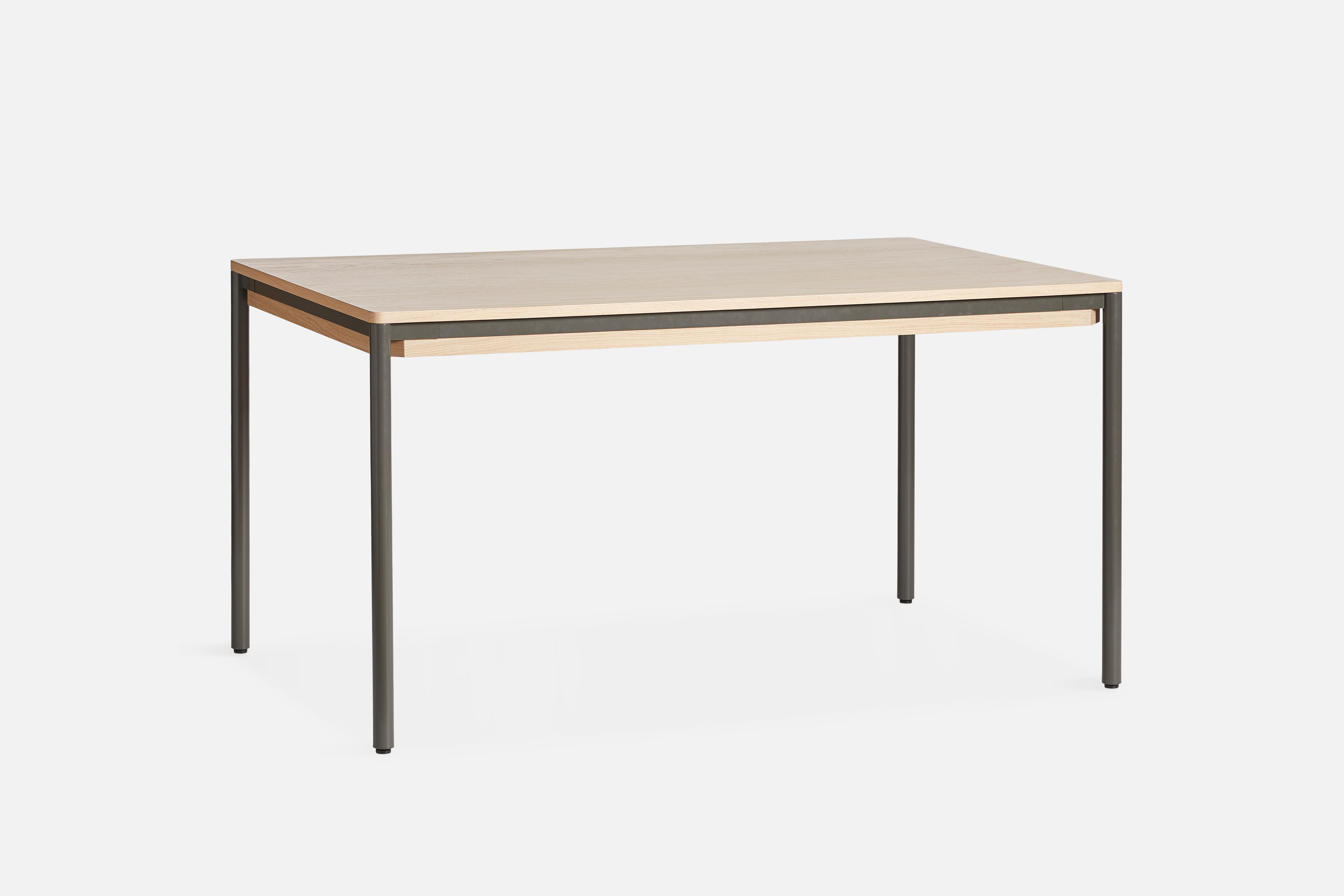 Mesa de comedor mediana Piezas by Silvia Ceñal
Materiales: Laca, Roble, Metal
Dimensiones: P 85 x An 140 x Al 74 cm
También disponible en diferentes tamaños. Póngase en contacto con nosotros. 

Los fundadores, Mia y Torben Koed, decidieron
