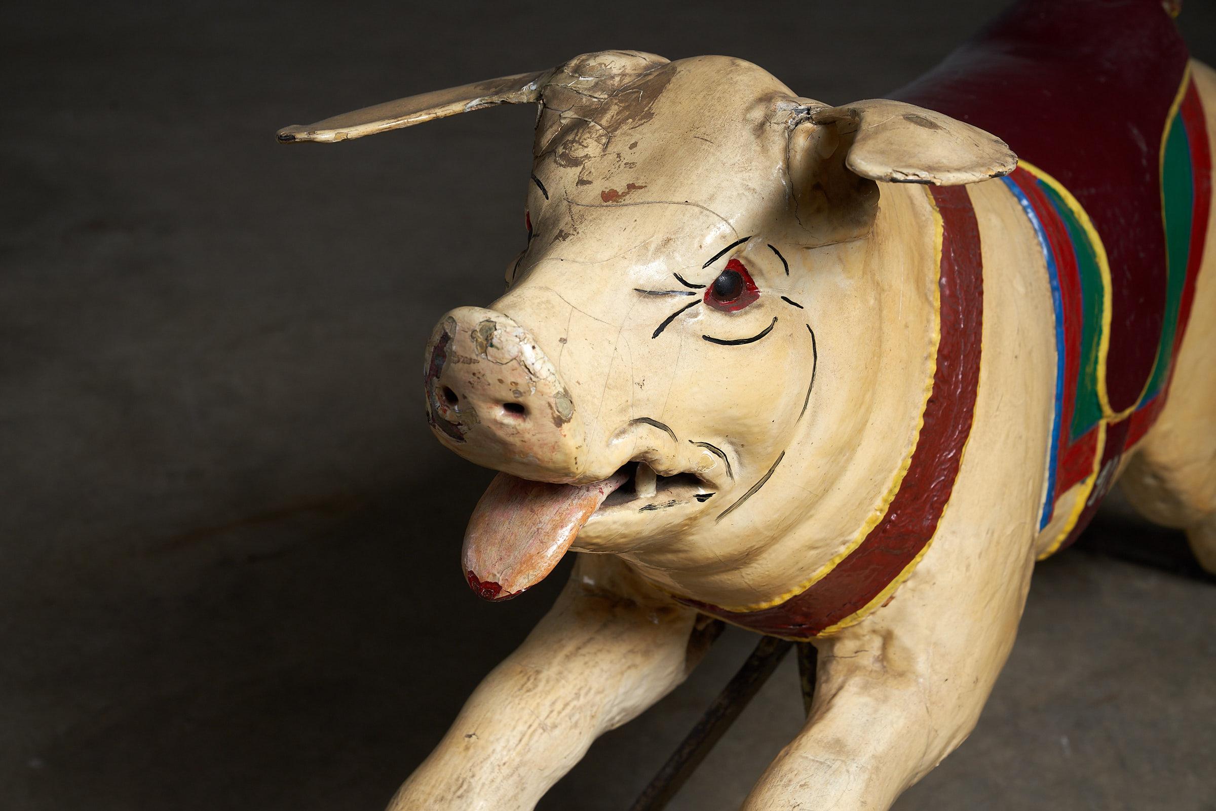 Pig geschnitzte Holzkarousel-Figur eines Schweins: Antik (20. Jahrhundert) im Angebot