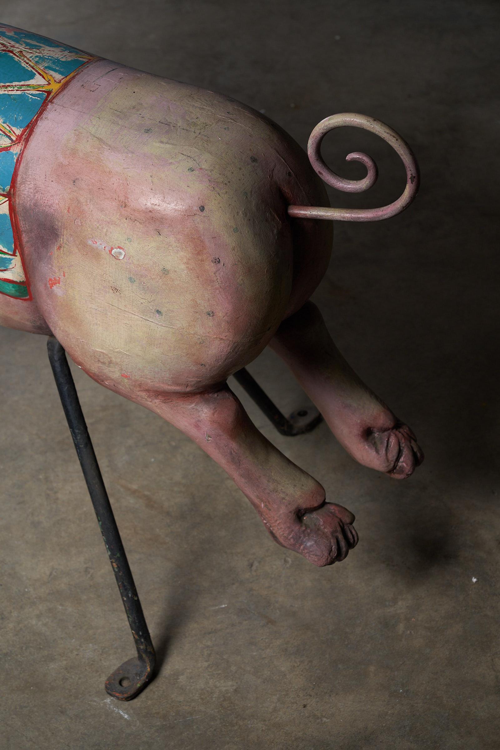Bois Figurine de carrousel en bois sculptée en forme de cochon : Antiquities en vente