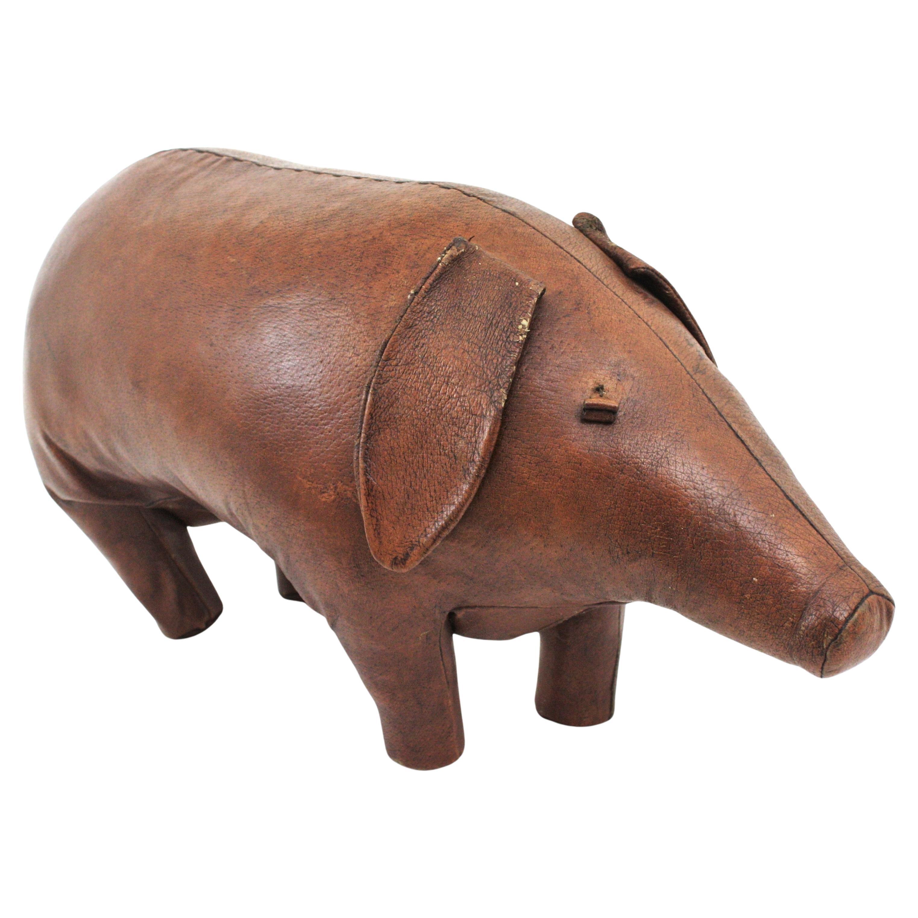 Magnifique pouf / ottoman en cuir fait main, conçu et fabriqué dans les années 1950 par Dimitri Omersa pour Liberty of London. 

Pouf en forme de cochon fabriqué pour la première fois dans les années 1930 pour Liberty's London pendant des décennies