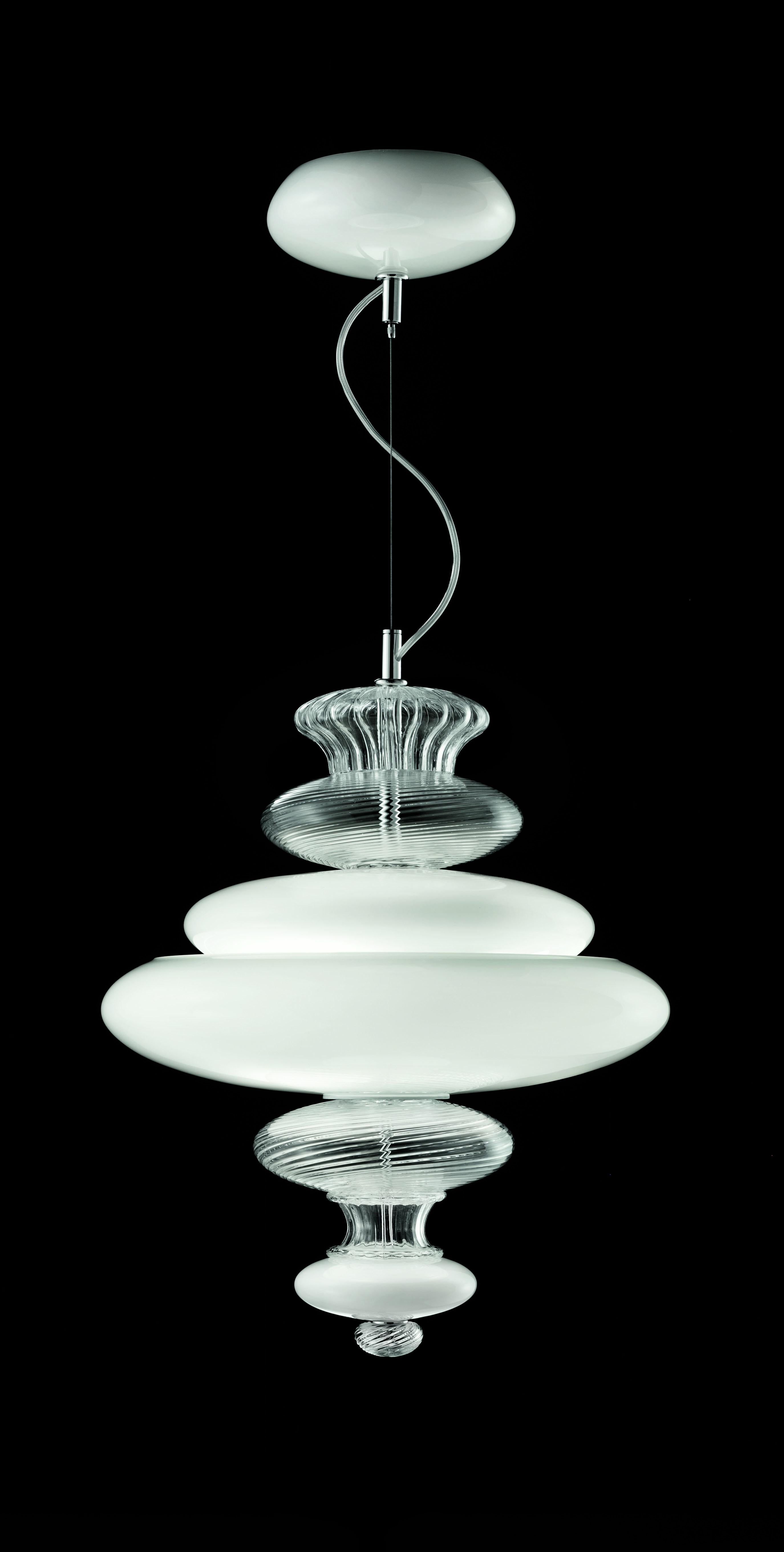 The Pigalle 5693 suspension lamp in white/crystal glass and polished chrome finishing, is an extremely modern and complete collection, with the character of the glass-making tradition. In addition to chandeliers, table lamps, ceiling lamps and wall