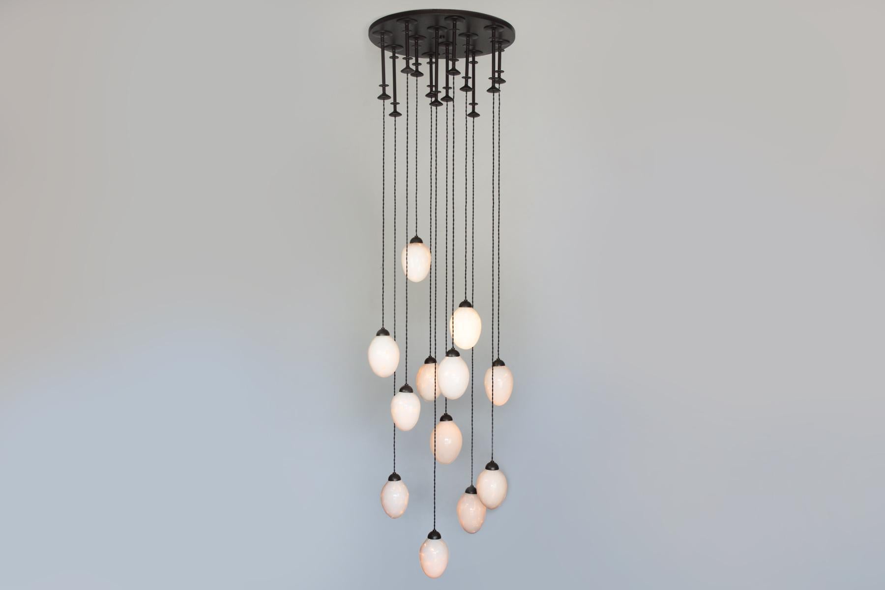 Lampadario Pigalle con uova di struzzo di Bourgeois Boheme Atelier in vendita 6