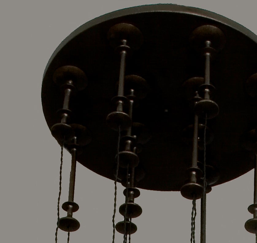 Baldacchino scolpito in patina di bronzo con ciondoli di struzzo su cordoncino di seta
Sono disponibili misure personalizzate.