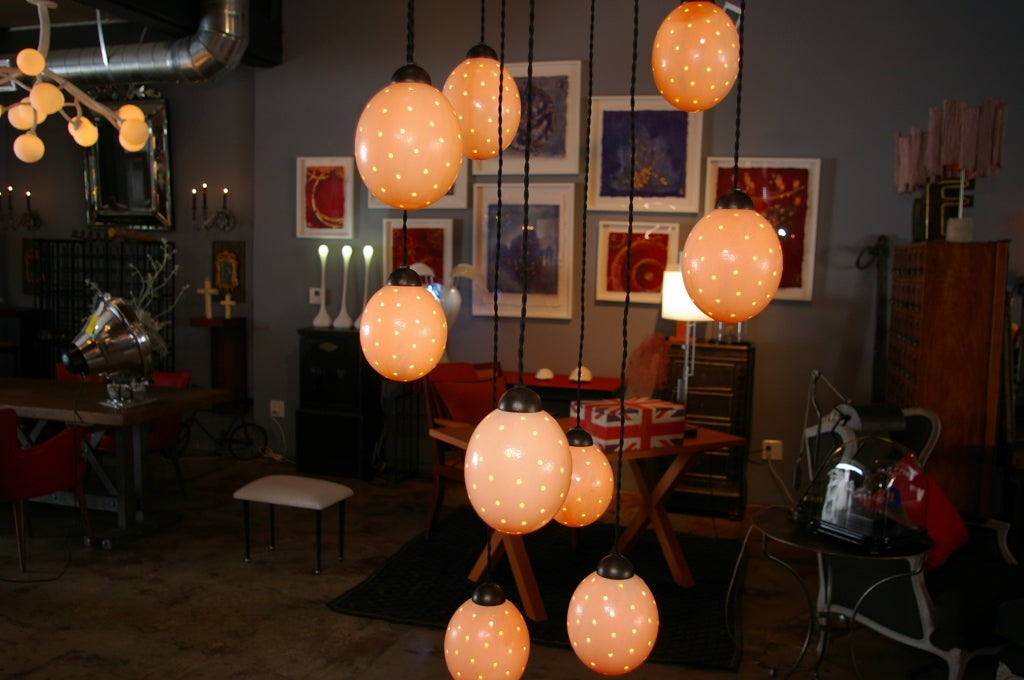 XXI secolo e contemporaneo Lampadario Pigalle con uova di struzzo di Bourgeois Boheme Atelier in vendita