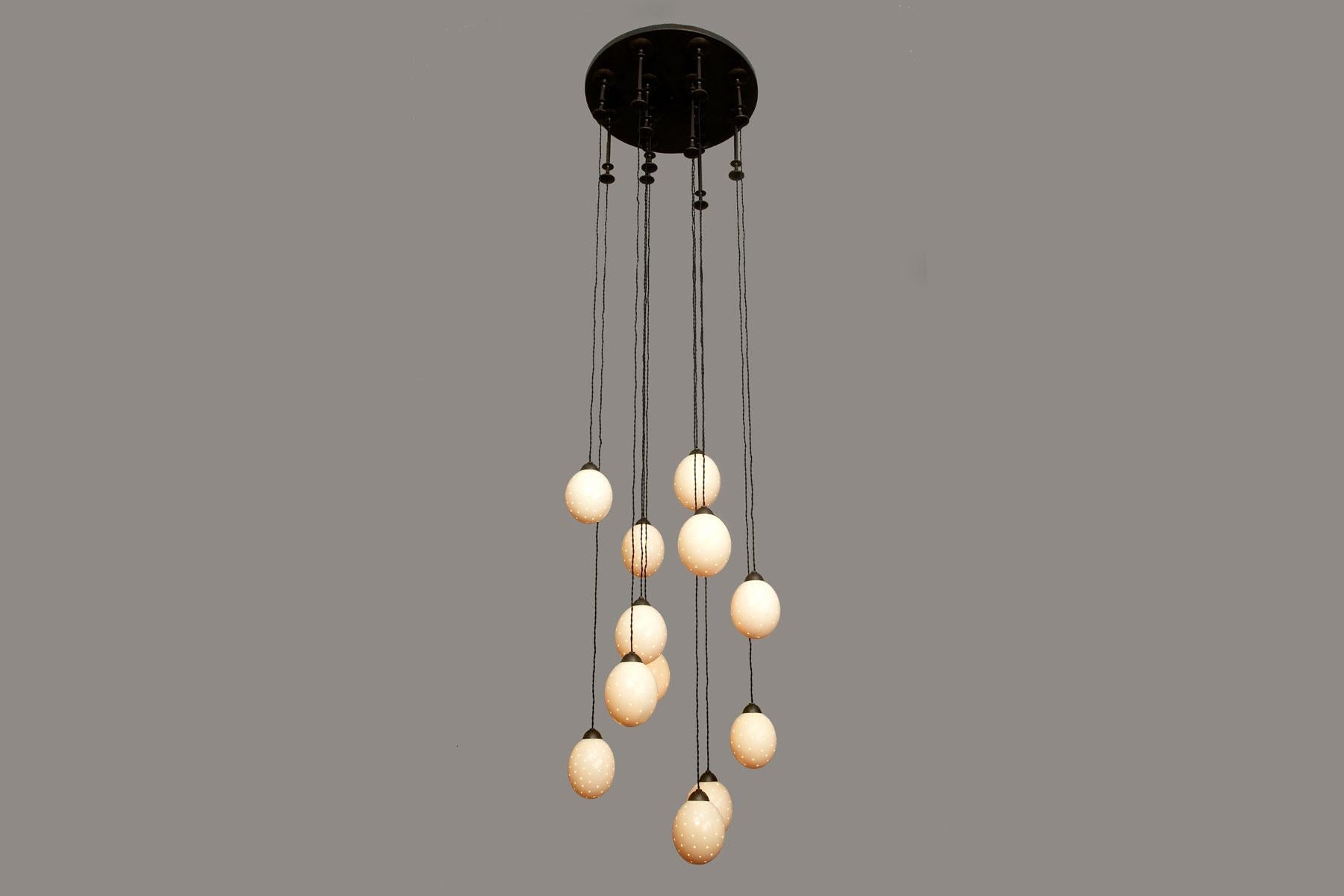 XXI secolo e contemporaneo Lampadario Pigalle con uova di struzzo di Bourgeois Boheme Atelier in vendita