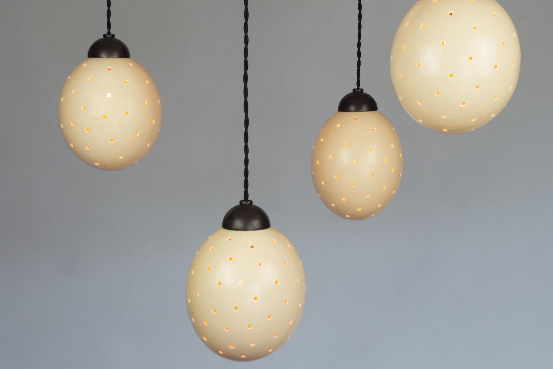 Lampadario Pigalle con uova di struzzo di Bourgeois Boheme Atelier in vendita 1